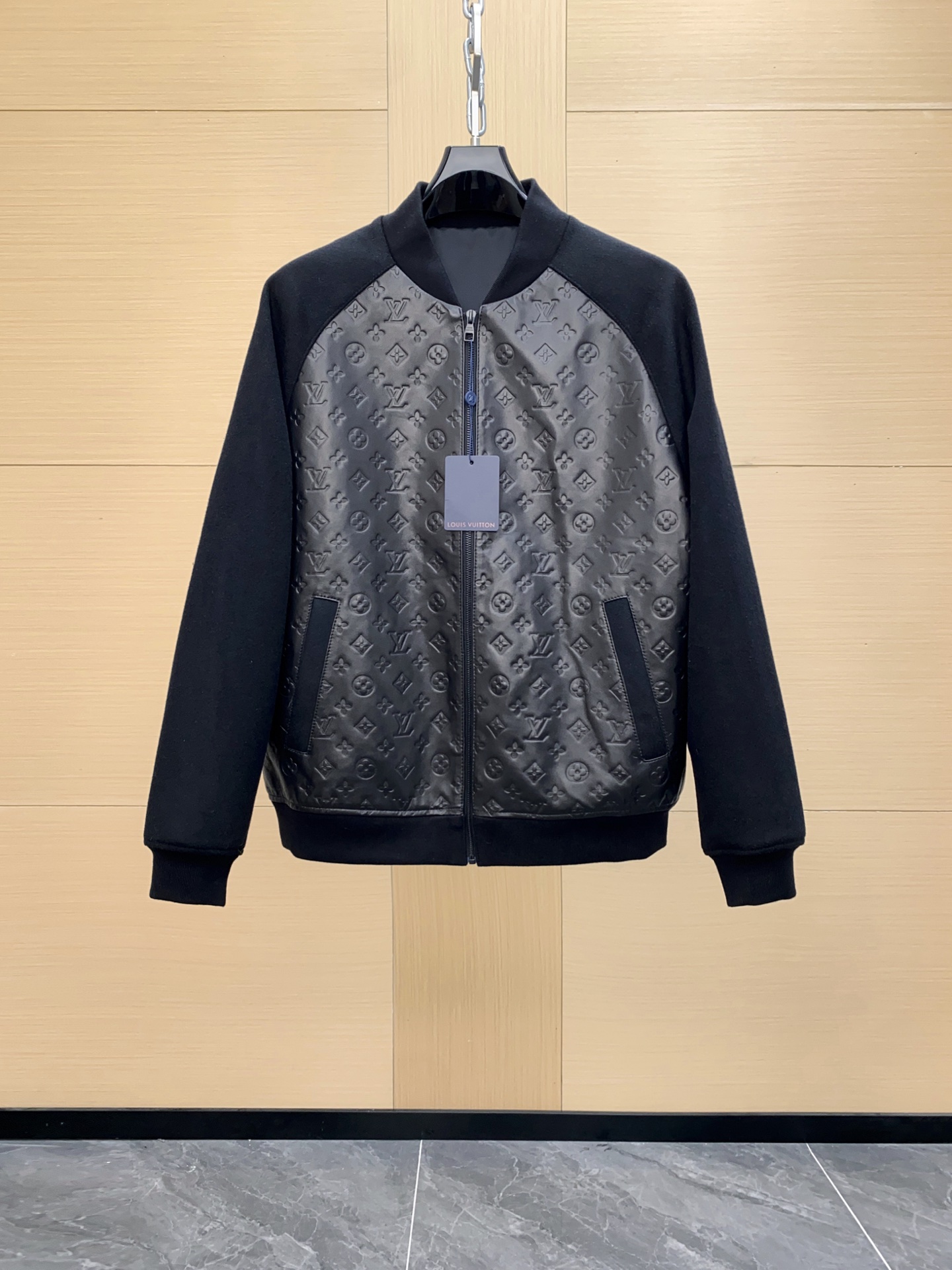 NO:688777,LV Louis Vuitton's body is made of splicing of lambskin and cashmere. The texture of the leather and the softness of cashmere form a strong contrast, which declares the unique sovereignty and inner delicacy. The full-width embossed logo highlights the brand's style. It is made with new technology and is light and unburdened overall. Men's favorite leather jacket selection. Sizes 48-56,, louis vuitton, louis vuitton, leather jacket, sheepskin, Top Customize119860909LV 路易威登 衣身采用小羊皮与羊绒的拼接,皮革的质感与羊绒的柔软形成了强烈的对比,宣誓了独有的主权与内心的细腻,全幅压纹logo凸显了品牌的格调,全新工艺打造,整体轻盈无负担,男是最爱的皮衣精选.尺码48-56,,louis vuitton,louis vuitton,leather jacket,sheepskin,Top Customize1,Men's clothing