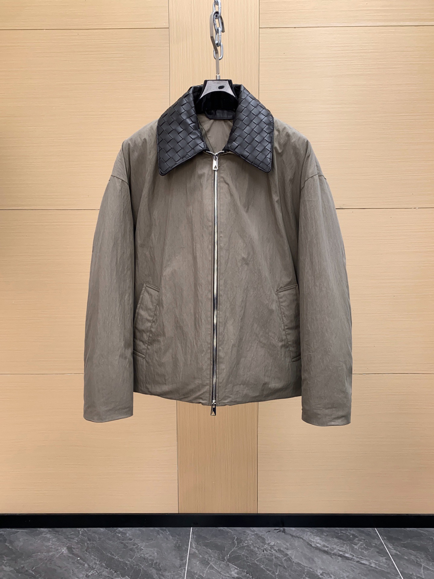 NO:688799,Bottega Veneta white goose down jacket has a simple design + classic intrecciato woven leather lapels, full of low-key luxury. It is filled with national standard 90 white goose down, light and warm!  The detachable leather collar makes it more flexible to wear, and the zipper is easy to open and close, practical and fashionable!  ,,bottega veneta,down jacket,Top Customize119860909Bottega Veneta 白鹅绒羽绒服 简约设计+经典Intrecciato编织皮质翻领,低调奢华感满满.国标90白鹅绒填充,轻盈又保暖！可拆卸皮领,穿搭更灵活,拉链开合方便,实用又时髦！,,bottega veneta,down jacket,Top Customize1,Men's clothing