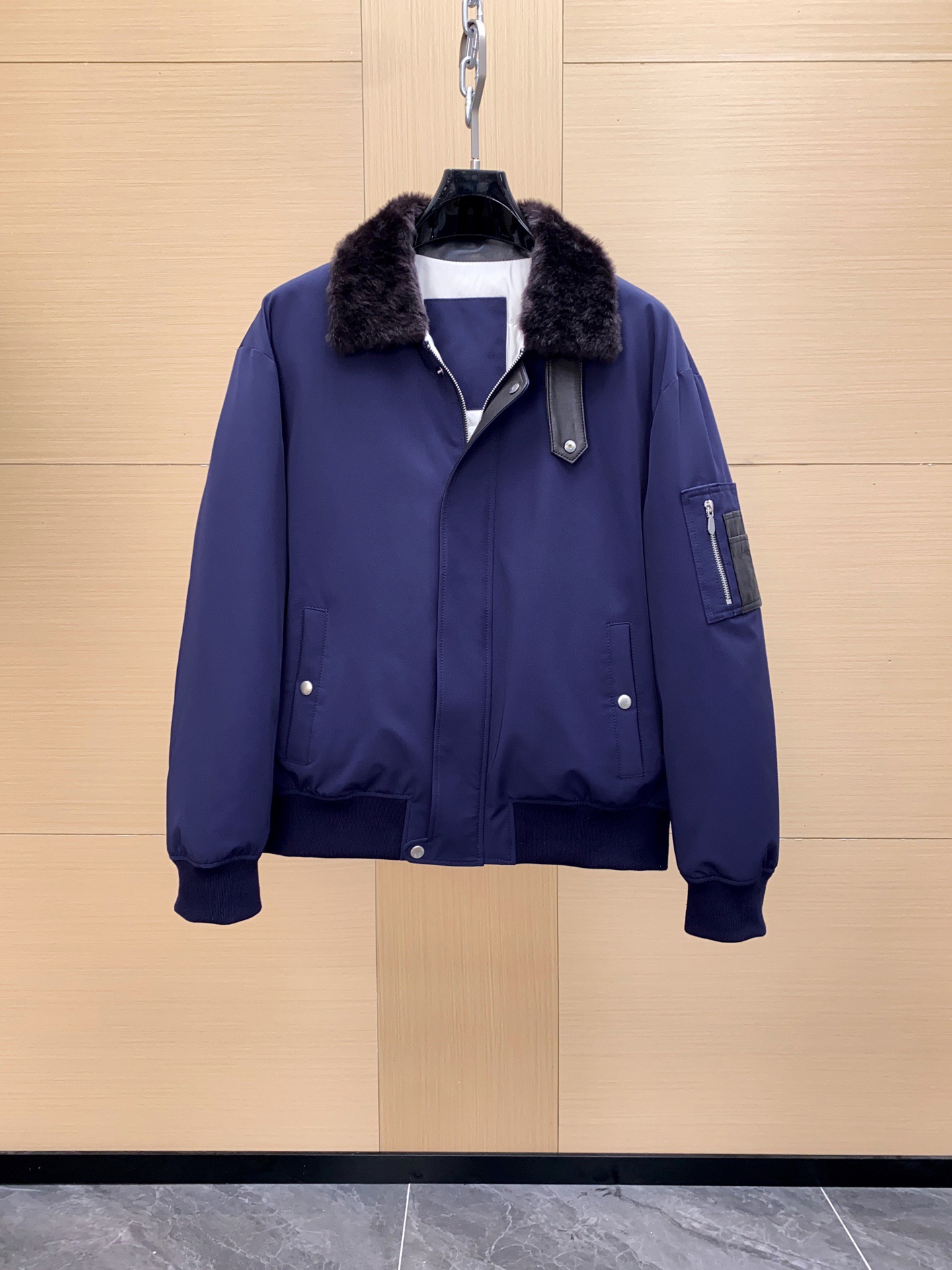 NO:688772,This jacket comes from the Italian luxury brand Brunello Cucinelli, which focuses on the 'low-key luxury' old-money style. It is made of nylon-coated fabric, which is light, windproof and breathable. It is filled with European goose down and has perfect warmth retention. Sheared sheepskin lining + fur collar!  The texture is delicate and warm. It is very stylish when layered with shirts or sweaters in autumn and winter. The details are perfect, practical and high-end. Paired with light-colored trousers or jeans, you can easily create an elegant gentleman atmosphere. A must-have in autumn and winter, comfortable and tasteful, it is a classic item for old money style wear!  Size 48-56,,brunello cucinelli,jeans,jackets & coats,sweaters,shirts,sheepskin,Top Customize119860909这款夹克来自意大利奢侈品牌Brunello Cucinelli,主打“低调奢华”老钱风.采用尼龙镀膜面料,轻薄防风又透气,内里填充欧洲鹅绒,保暖力满分.剪毛绵羊皮衬里+毛领！质感细腻又保暖,秋冬叠穿衬衫或毛衣都很有格调.细节满分,实用又高级.搭配浅色裤装或牛仔裤,轻松打造优雅绅士氛围.秋冬季节必备,舒适又有品味,是老钱风穿搭的经典单品！尺码48-56,,brunello cucinelli,jeans,jackets & coats,sweaters,shirts,sheepskin,Top Customize1,Men's clothing