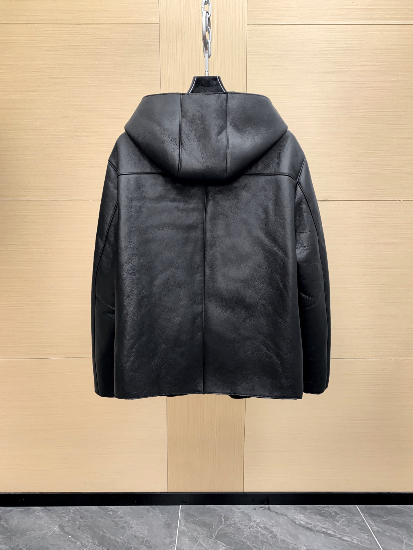 P2700 爱马仕 新品连帽皮毛一体；原生态皮面衣身面料；100%进口皮毛一体！采用进口原生态皮料！皮料品质相当高级 

收到货可以研究一下，整件从面料、皮质、走线 工艺方方面面都可以值得品味 低调有强调的态度出来了。


这款皮毛一体流露复古的迷人魅力。新颖而柔和的微妙色差图案呈现别具一格的特色。下摆 帽领进口螺纹装饰 尺码：48-56 