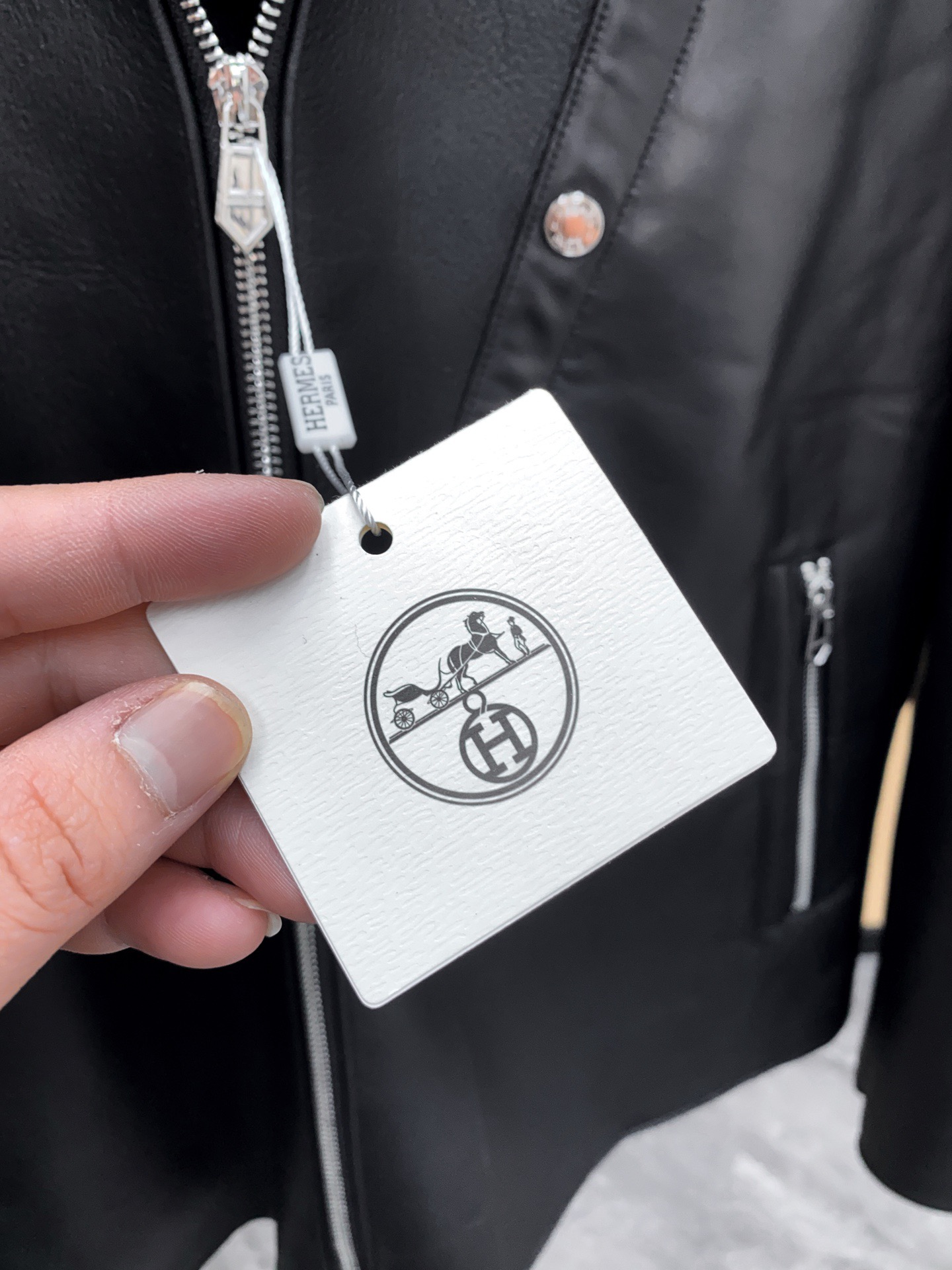 P2700 爱马仕 新品连帽皮毛一体；原生态皮面衣身面料；100%进口皮毛一体！采用进口原生态皮料！皮料品质相当高级 

收到货可以研究一下，整件从面料、皮质、走线 工艺方方面面都可以值得品味 低调有强调的态度出来了。


这款皮毛一体流露复古的迷人魅力。新颖而柔和的微妙色差图案呈现别具一格的特色。下摆 帽领进口螺纹装饰 尺码：48-56 