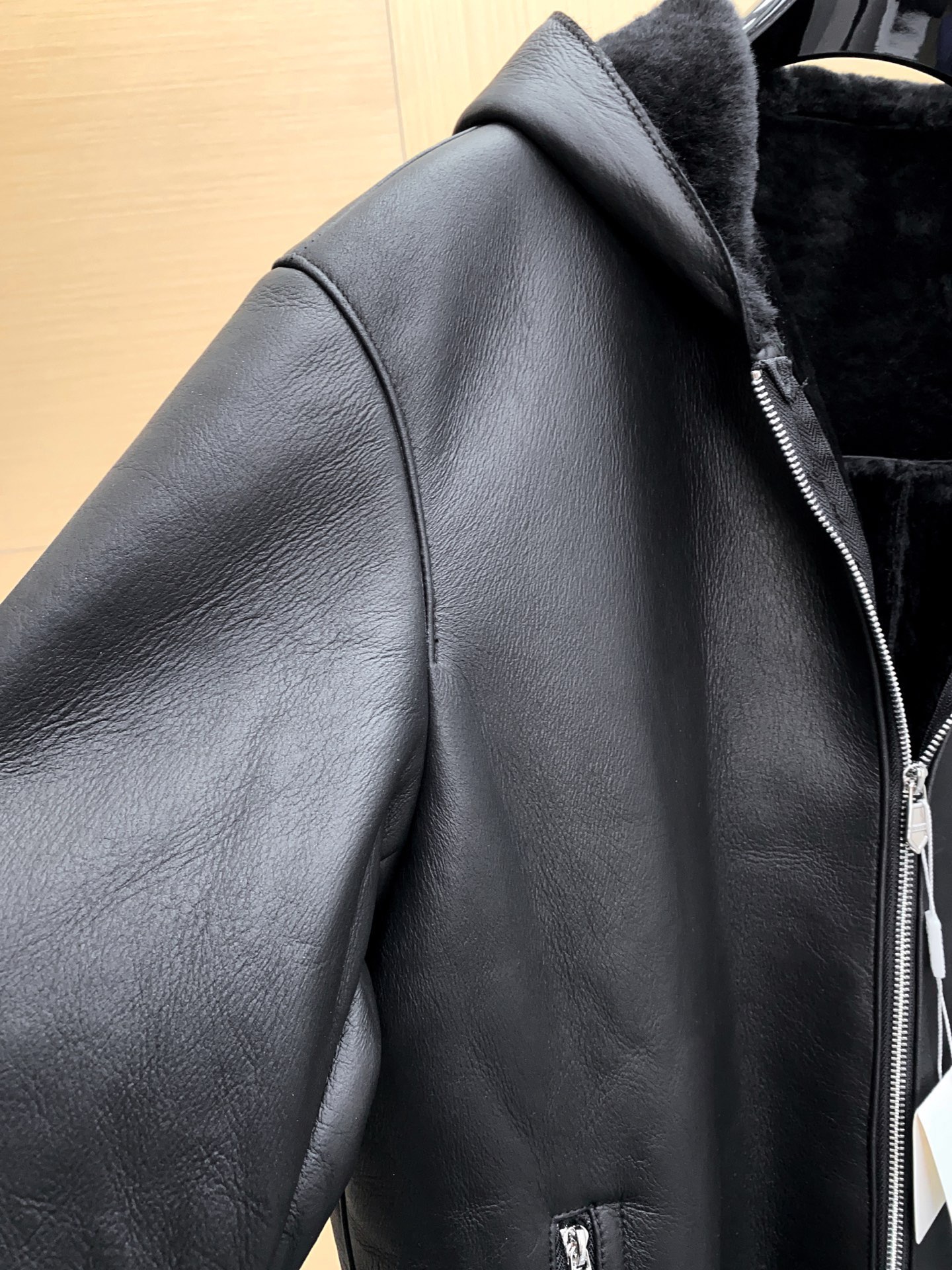 P2700 爱马仕 新品连帽皮毛一体；原生态皮面衣身面料；100%进口皮毛一体！采用进口原生态皮料！皮料品质相当高级 

收到货可以研究一下，整件从面料、皮质、走线 工艺方方面面都可以值得品味 低调有强调的态度出来了。


这款皮毛一体流露复古的迷人魅力。新颖而柔和的微妙色差图案呈现别具一格的特色。下摆 帽领进口螺纹装饰 尺码：48-56 