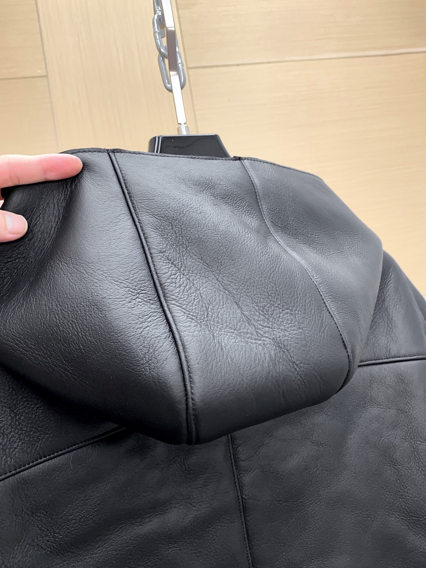 P2700 爱马仕 新品连帽皮毛一体；原生态皮面衣身面料；100%进口皮毛一体！采用进口原生态皮料！皮料品质相当高级 

收到货可以研究一下，整件从面料、皮质、走线 工艺方方面面都可以值得品味 低调有强调的态度出来了。


这款皮毛一体流露复古的迷人魅力。新颖而柔和的微妙色差图案呈现别具一格的特色。下摆 帽领进口螺纹装饰 尺码：48-56 