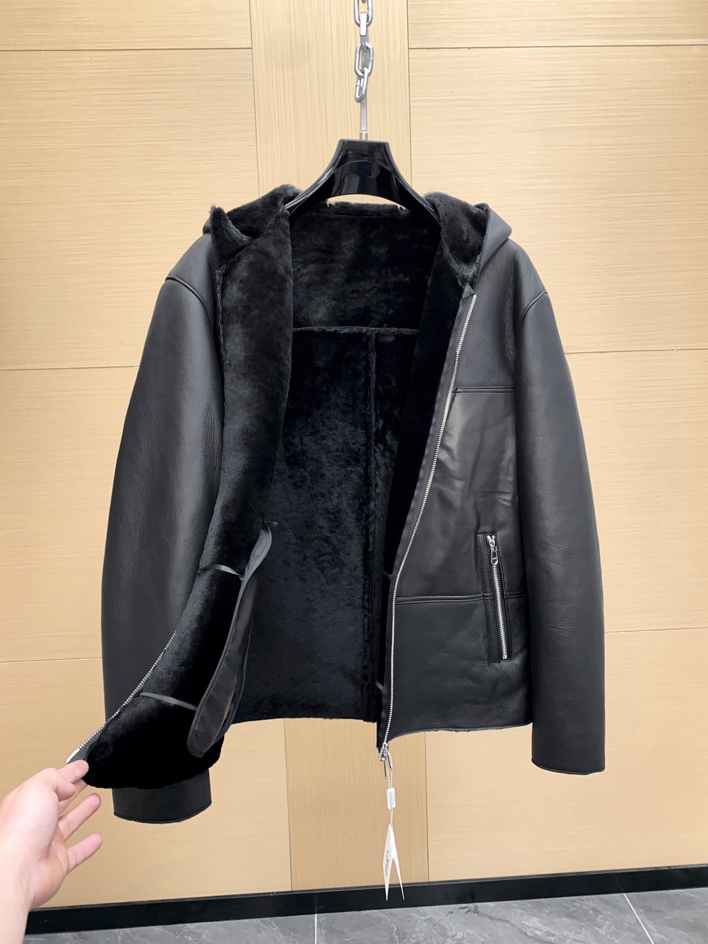 P2700 爱马仕 新品连帽皮毛一体；原生态皮面衣身面料；100%进口皮毛一体！采用进口原生态皮料！皮料品质相当高级 

收到货可以研究一下，整件从面料、皮质、走线 工艺方方面面都可以值得品味 低调有强调的态度出来了。


这款皮毛一体流露复古的迷人魅力。新颖而柔和的微妙色差图案呈现别具一格的特色。下摆 帽领进口螺纹装饰 尺码：48-56 