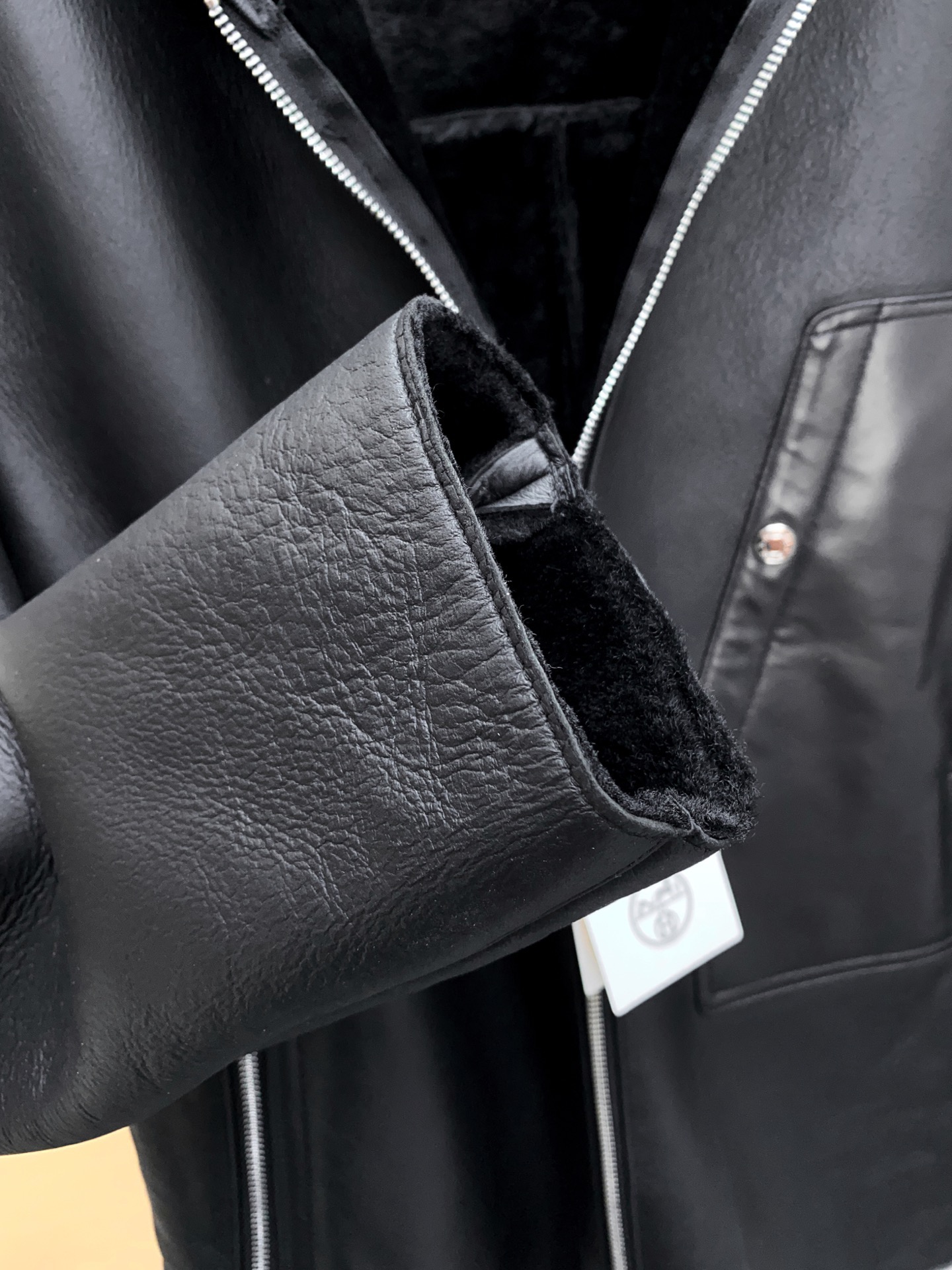 P2700 爱马仕 新品连帽皮毛一体；原生态皮面衣身面料；100%进口皮毛一体！采用进口原生态皮料！皮料品质相当高级 

收到货可以研究一下，整件从面料、皮质、走线 工艺方方面面都可以值得品味 低调有强调的态度出来了。


这款皮毛一体流露复古的迷人魅力。新颖而柔和的微妙色差图案呈现别具一格的特色。下摆 帽领进口螺纹装饰 尺码：48-56 