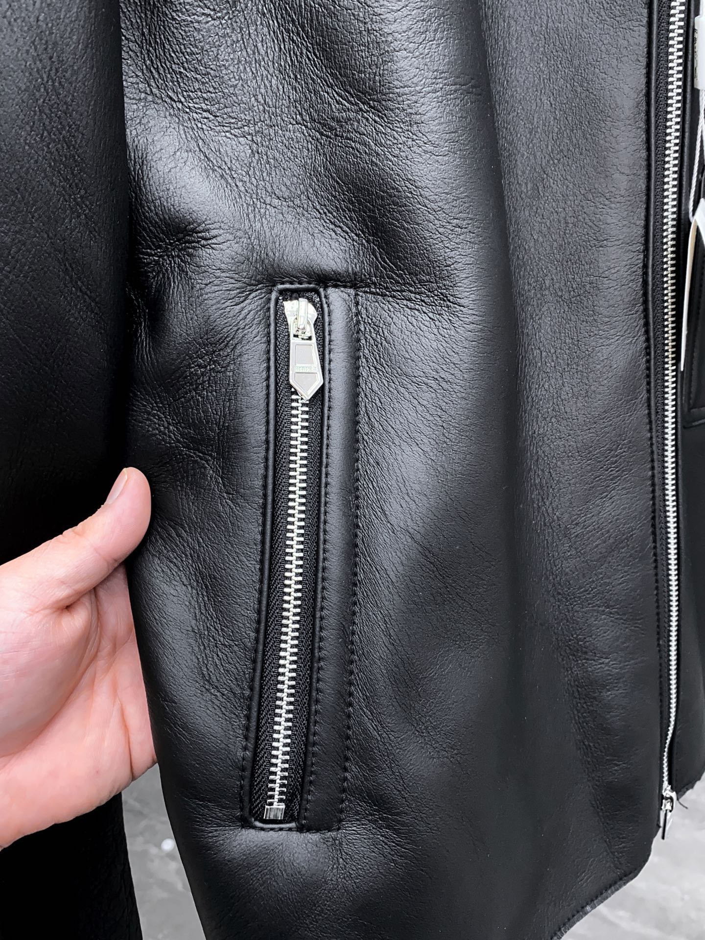 P2700 爱马仕 新品连帽皮毛一体；原生态皮面衣身面料；100%进口皮毛一体！采用进口原生态皮料！皮料品质相当高级 

收到货可以研究一下，整件从面料、皮质、走线 工艺方方面面都可以值得品味 低调有强调的态度出来了。


这款皮毛一体流露复古的迷人魅力。新颖而柔和的微妙色差图案呈现别具一格的特色。下摆 帽领进口螺纹装饰 尺码：48-56 