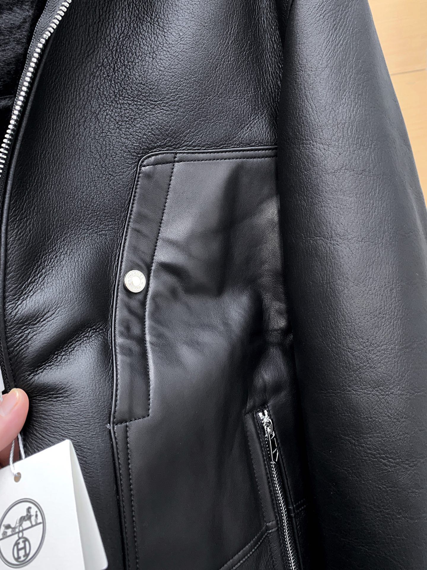 P2700 爱马仕 新品连帽皮毛一体；原生态皮面衣身面料；100%进口皮毛一体！采用进口原生态皮料！皮料品质相当高级 

收到货可以研究一下，整件从面料、皮质、走线 工艺方方面面都可以值得品味 低调有强调的态度出来了。


这款皮毛一体流露复古的迷人魅力。新颖而柔和的微妙色差图案呈现别具一格的特色。下摆 帽领进口螺纹装饰 尺码：48-56 