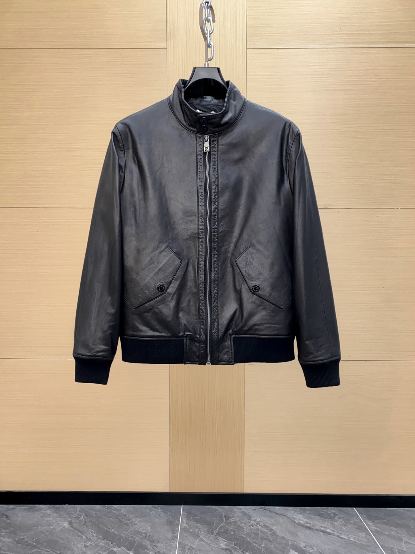 NO:688721,1V 2026 FW early spring series new cowhide Harrington jacket, imported calfskin is selected, soft and delicate!  Injecting modern style into the formal design. The leather straps on both sides of the zipper placket are embossed with the mini LV pattern, paying tribute to the brand's traditional hard box elements. Sizes 48-56,,louis vuitton,jackets & coats,cowhide,Top Customize1198609091V 2026 FW 早春系列新款 牛皮哈灵顿夹克,甄选进口小牛皮 柔软细腻！为正装设计注入摩登风尚.拉链门襟两侧的皮革皮革饰带压印迷你LV图案,致意品牌传统硬箱元素,尺码48-56,,louis vuitton,jackets & coats,cowhide,Top Customize1,Men's clothing