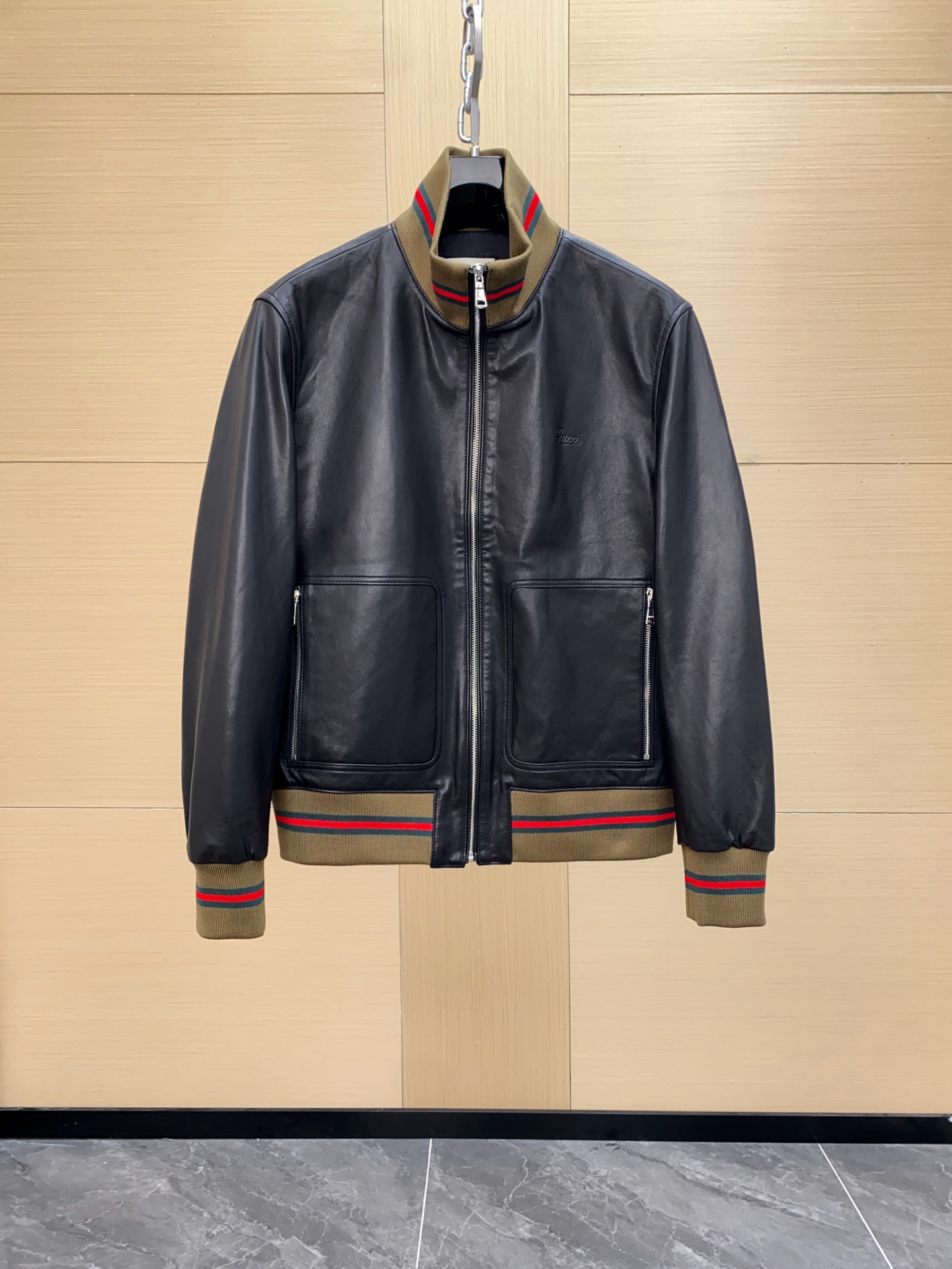 NO:688726,Gucci new autumn and winter products retro classic leather jacket imported from New Zealand lambskin!  Simple and low-key, with original hardware, it can be used for leisure or business. A good style that will not go out of style for ten years!  Size 48-56,,gucci,jackets & coats,sheepskin,Top Customize119860909Gucci 秋冬新品 复古经典皮夹克 新西兰进口小羊皮！简约低调,原版五金,可休闲可商务. 穿十年都不过时的好款！ 尺码48-56,,gucci,jackets & coats,sheepskin,Top Customize1,Men's clothing