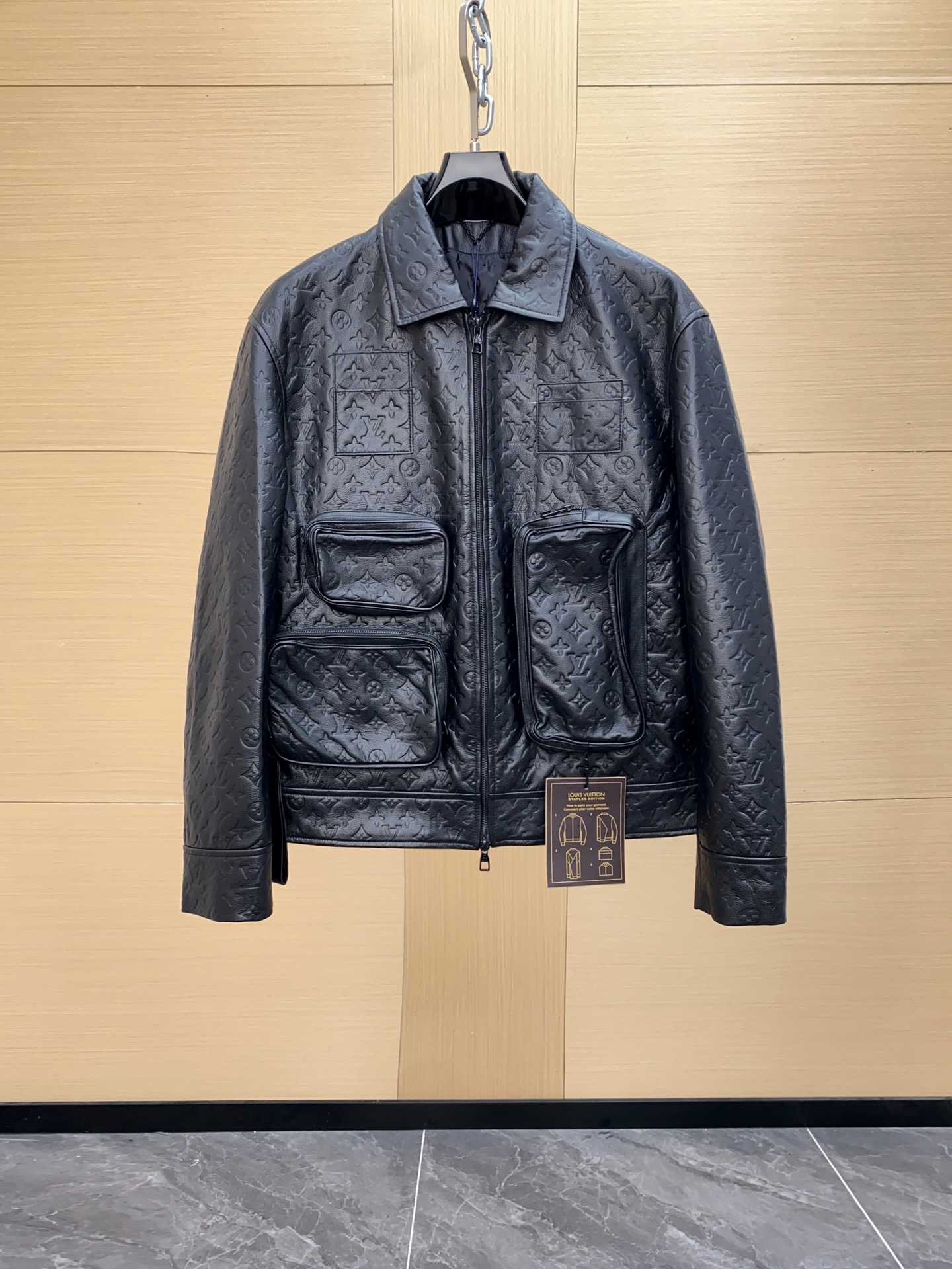 NO:688728,Ready for sale!  Recommended LV hot model, this one is a must buy!  The counter continues to be a hot seller!  Tactical cowhide jacket. Many manufacturers have made this type of jacket. Our selling point is still the original cowhide!  Leather yyds. The style is also the same as YB. A very classic one!  Size 48-56,,louis vuitton,jackets & coats,cowhide,Top Customize119860909现货发售！LV 爆款推荐 这款必须入！专柜持续热卖！战术牛皮夹克. 这款太多家做了. 我们的卖点依旧是原版牛皮！皮质yyds. 版型也与YB无差. 非常经典的一款！尺码48-56,,louis vuitton,jackets & coats,cowhide,Top Customize1,Men's clothing