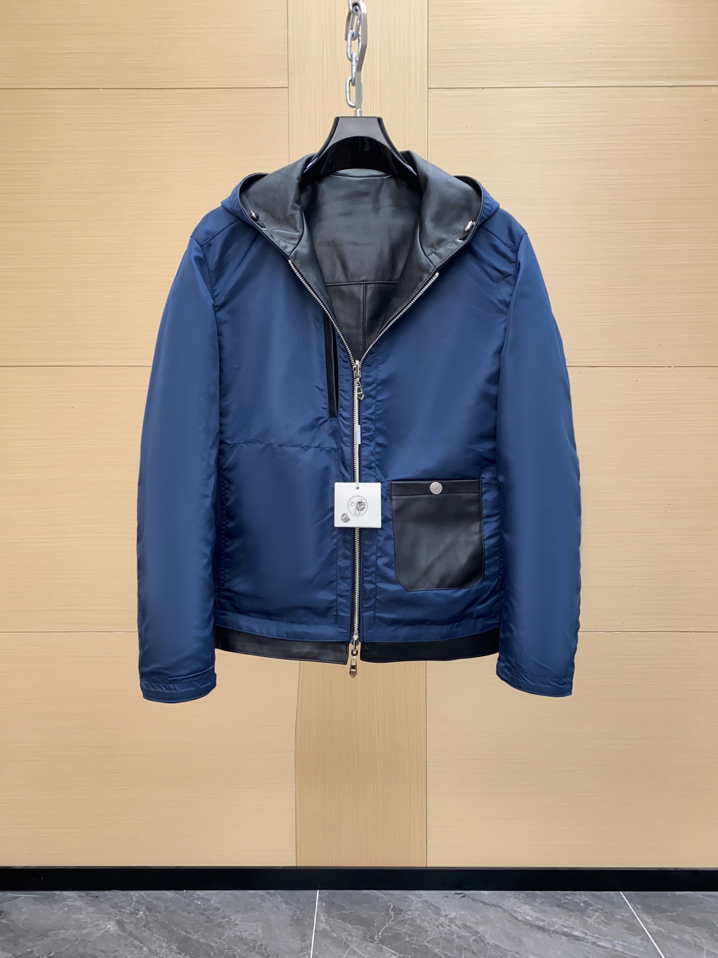 NO:688732,Hermes men's reversible jacket, a heavy-duty high-end product, a new model for the 25th spring show, officially sold simultaneously, a high-frequency matching style in posters and albums, a star-level item!  As a must-have signature type every season, it is enough to prove its super popularity and status. Whether it is fashion week street photography or major brand shows, it has its own popularity. The excellent version has a modern design, and it is a jacket with a full sense of style!  H family has always been a high-luxury line. This sheepskin jacket has a leather jacket on the front and a cloth jacket on the inside. It can be worn in two ways. It is absolutely affordable and has different styles. It emphasizes details and quality!  There is no doubt that this single leather jacket will be the signature of the H family this autumn and winter. The four-button buckle is the same as that of the counter. The whole body design follows the genetic aesthetics of the H family, with an improved lapel shape and a distinctive logo. It is retro and age-reducing, full of youthfulness and vitality, and its fashionability instantly soars!  Size 48-56,,hermes,hermes,jackets & coats,jackets & coats,leather jacket,sheepskin,Top Customize119860909Hermes 爱马仕男士双面穿夹克外套,重磅高端臻品,25年春季秀场新款,官方同步售卖,海报画册高频搭配款,属于明星级的一款单品！ 作为每季必出的招牌类型,足以印证其超强的人气和地位,无论时装周街拍还是各大品牌秀场都自带热度,优良的版型兼具现代感的设计,造型感十足的一款外套！ H家一直是高奢路线,这款绵羊皮夹克正面是皮衣,内侧是布衣,两穿,绝对实惠,不同风格,强调得是细节与品质！毋庸置疑,这款单品皮衣必是今年秋冬H家的招牌担当.四合扣更是与专柜无异 通体设计沿袭了H家的基因美学,改良式的翻领造型,辨识度鲜明标志,复古减龄充满年轻态及活力感时髦度瞬间飙升！尺码48-56,,hermes,hermes,jackets & coats,jackets & coats,leather jacket,sheepskin,Top Customize1,Men's clothing