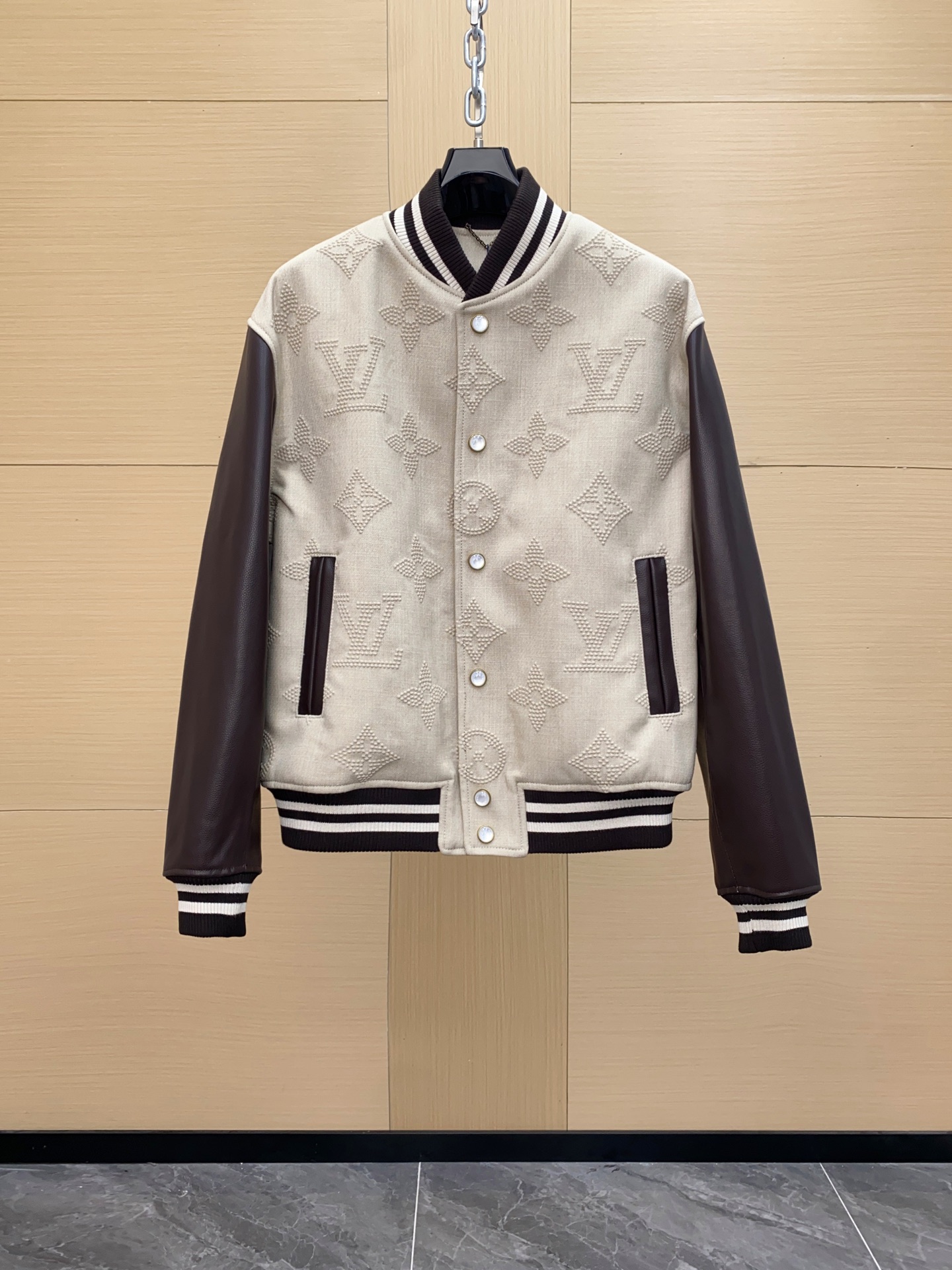 NO:688744,Louis Vuitton exclusively supplies leather baseball uniforms. The fabrics are imported, soft and comfortable. Customized fabric lining with customer-supplied accessories, embroidery patterns, and customized OGO patterns on the buttons make the clothes more classy. The upper body effect is superb. This season's must-have high-end ready-to-wear clothing. Sizes 46-56,, louis vuitton, louis vuitton, Top Customize119860909Louis Vuitton路易威登独家专供拼皮棒球服,面料采用进口面料,柔软舒适,定制面料内里客供辅料,刺绣图案,纽扣定制ogo图案,使衣服更加有档次感.上身效果超级赞,这一季必收的高端成衣 尺码46-56,,louis vuitton,louis vuitton,Top Customize1,Men's clothing