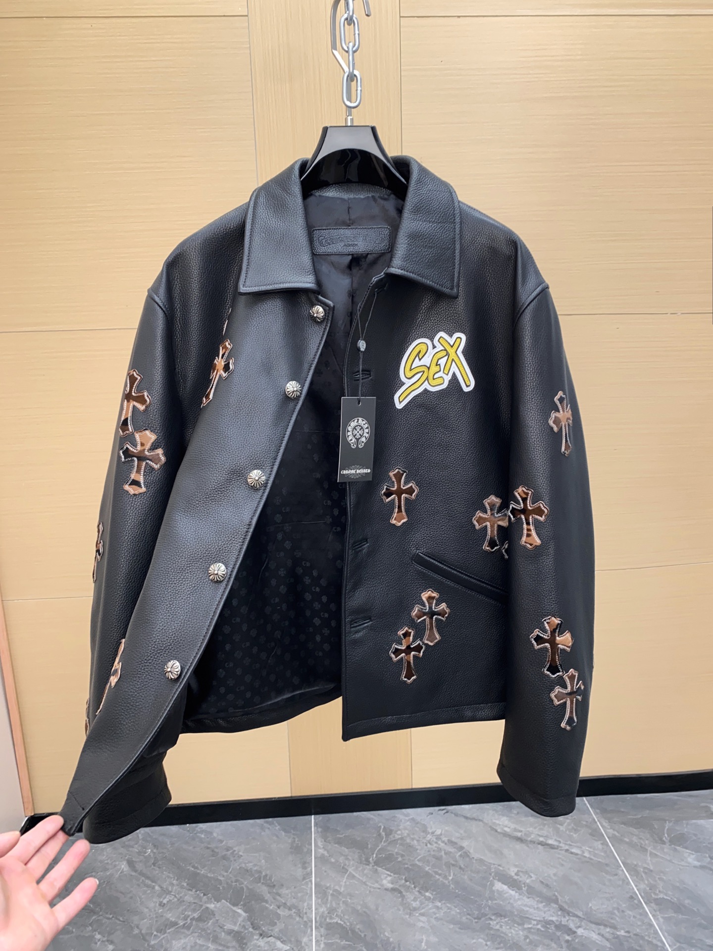 P1950 Chrome Hearts 克罗心十字牛皮皮衣，这款十字皮衣来自Sex Records系列，原版黑色牛皮搭配925银色五金件全身胎牛毛十字刺绣工艺！视觉冲击力超强，西海岸街头感十足，宽松版型，男女都能驾驭！尺码：48-56