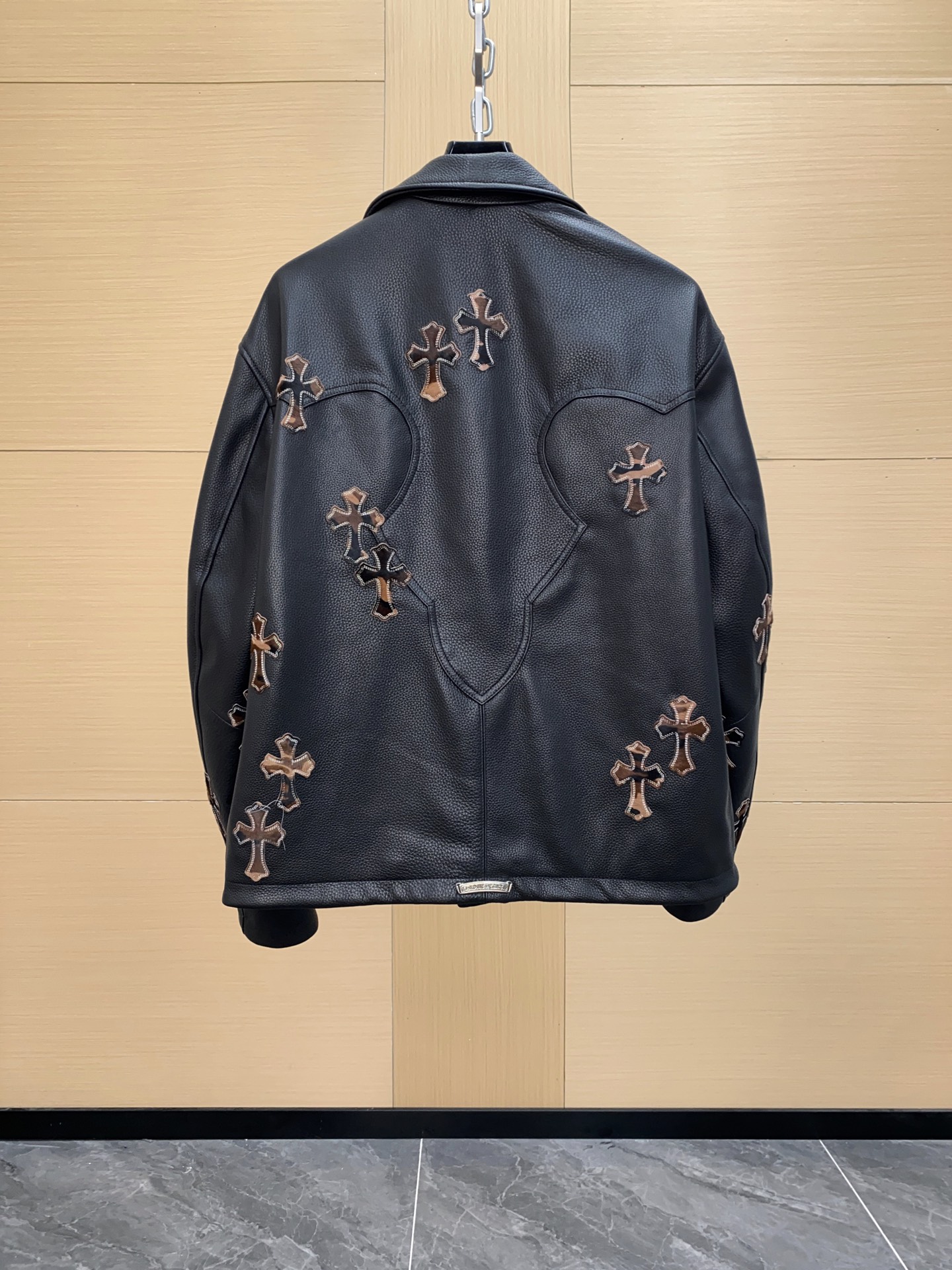 P1950 Chrome Hearts 克罗心十字牛皮皮衣，这款十字皮衣来自Sex Records系列，原版黑色牛皮搭配925银色五金件全身胎牛毛十字刺绣工艺！视觉冲击力超强，西海岸街头感十足，宽松版型，男女都能驾驭！尺码：48-56