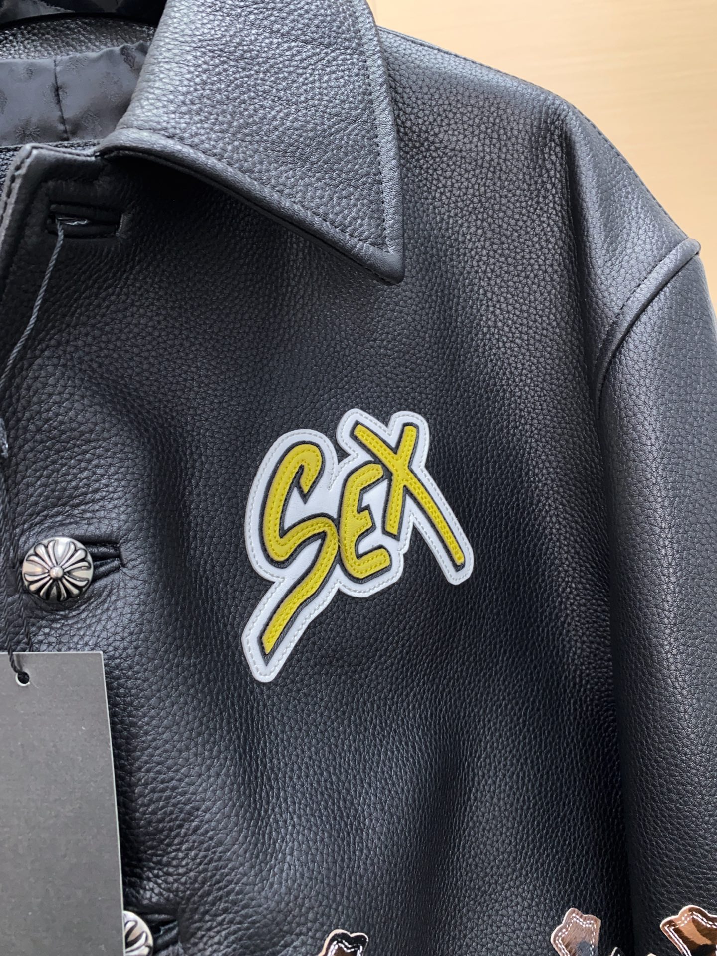 P1950 Chrome Hearts 克罗心十字牛皮皮衣，这款十字皮衣来自Sex Records系列，原版黑色牛皮搭配925银色五金件全身胎牛毛十字刺绣工艺！视觉冲击力超强，西海岸街头感十足，宽松版型，男女都能驾驭！尺码：48-56