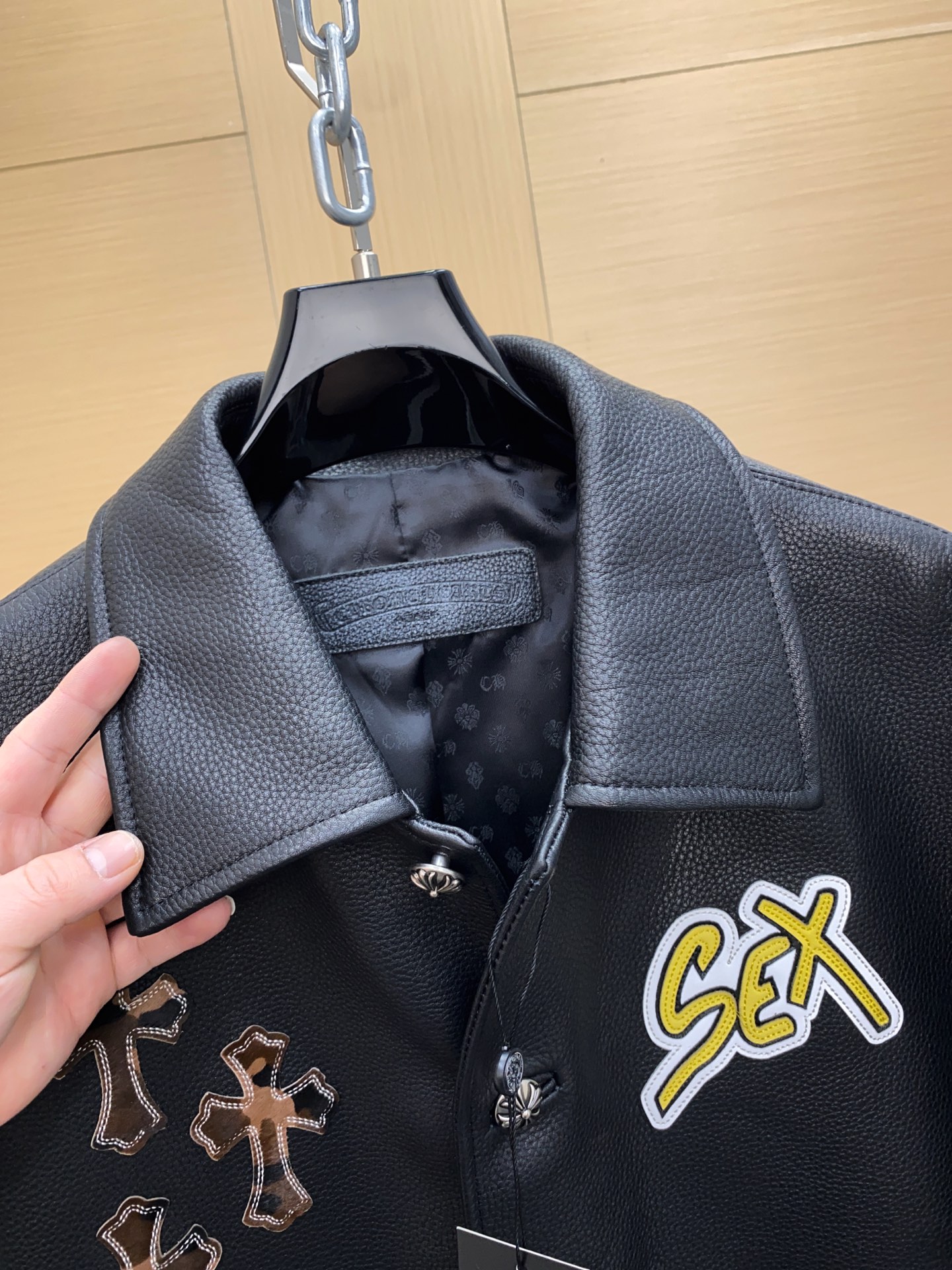 P1950 Chrome Hearts 克罗心十字牛皮皮衣，这款十字皮衣来自Sex Records系列，原版黑色牛皮搭配925银色五金件全身胎牛毛十字刺绣工艺！视觉冲击力超强，西海岸街头感十足，宽松版型，男女都能驾驭！尺码：48-56