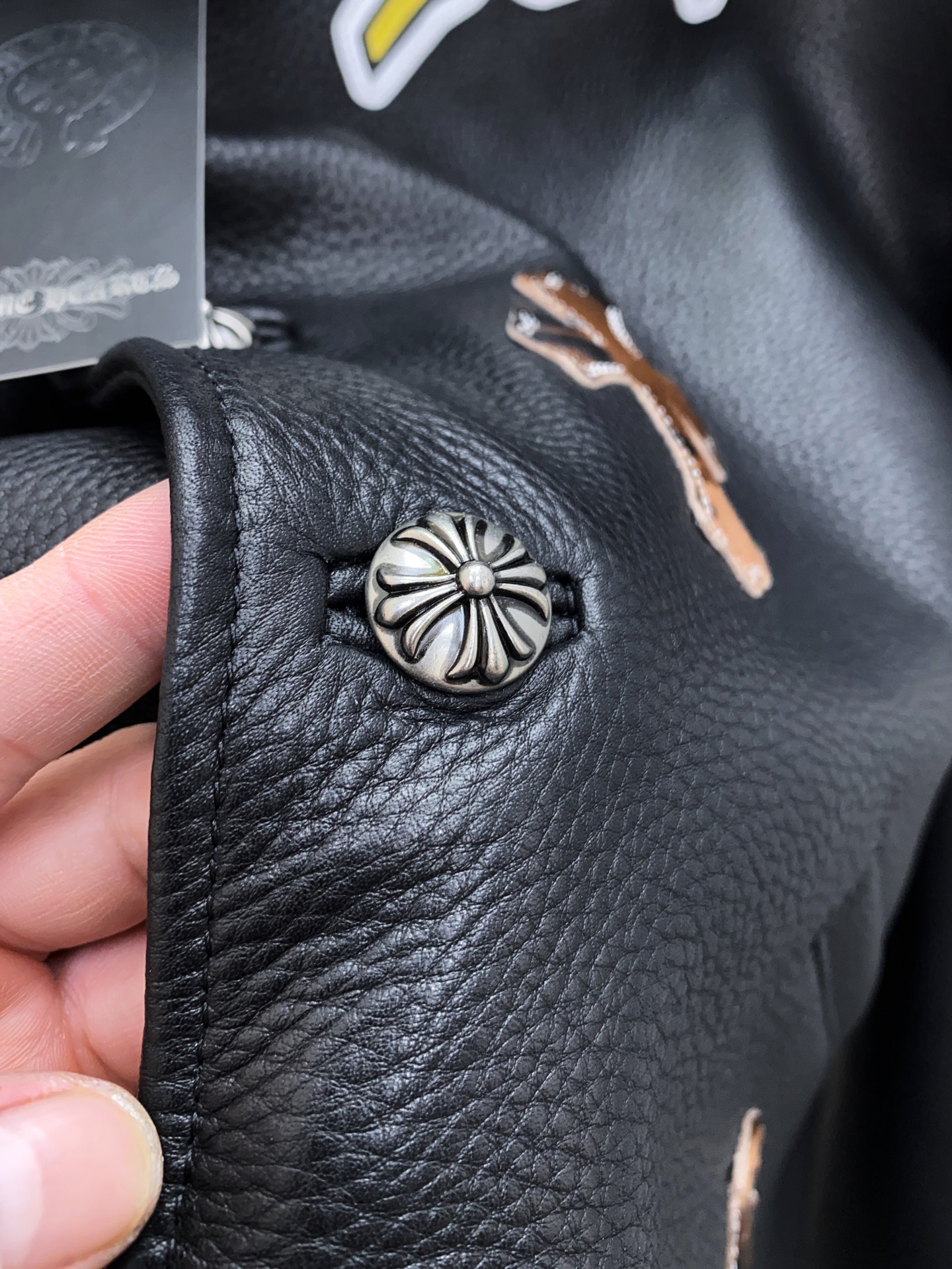 P1950 Chrome Hearts 克罗心十字牛皮皮衣，这款十字皮衣来自Sex Records系列，原版黑色牛皮搭配925银色五金件全身胎牛毛十字刺绣工艺！视觉冲击力超强，西海岸街头感十足，宽松版型，男女都能驾驭！尺码：48-56