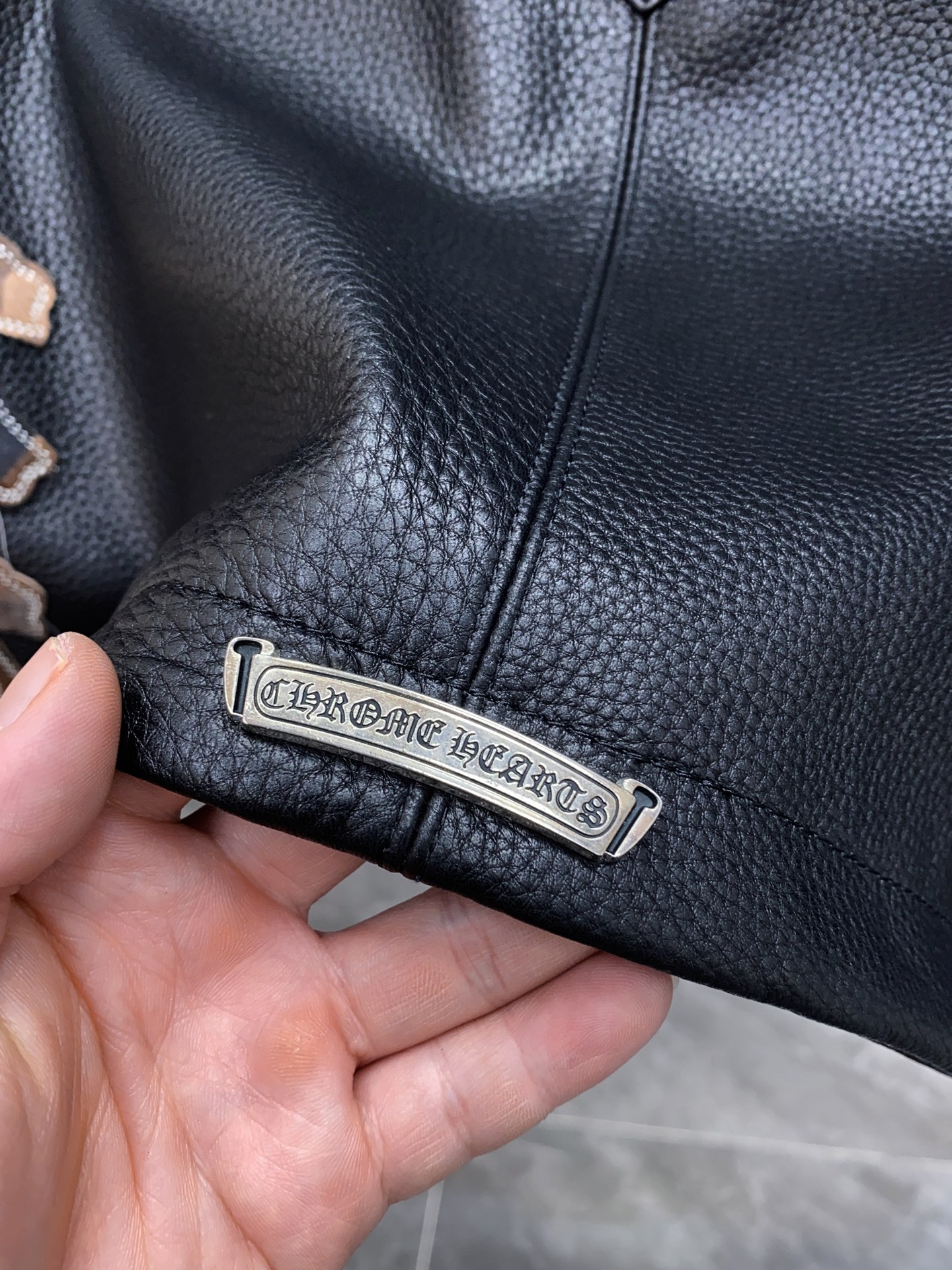 P1950 Chrome Hearts 克罗心十字牛皮皮衣，这款十字皮衣来自Sex Records系列，原版黑色牛皮搭配925银色五金件全身胎牛毛十字刺绣工艺！视觉冲击力超强，西海岸街头感十足，宽松版型，男女都能驾驭！尺码：48-56