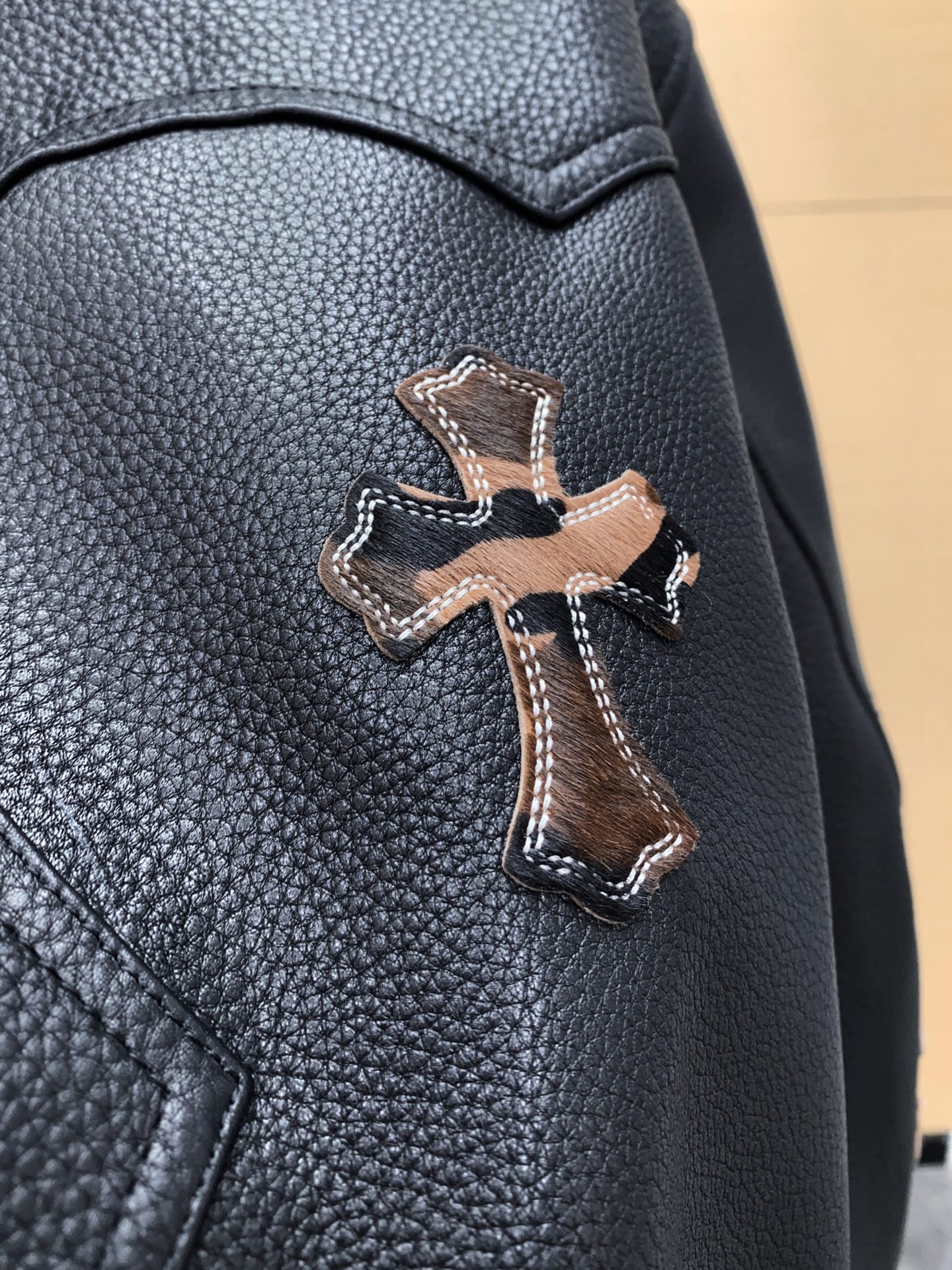 P1950 Chrome Hearts 克罗心十字牛皮皮衣，这款十字皮衣来自Sex Records系列，原版黑色牛皮搭配925银色五金件全身胎牛毛十字刺绣工艺！视觉冲击力超强，西海岸街头感十足，宽松版型，男女都能驾驭！尺码：48-56
