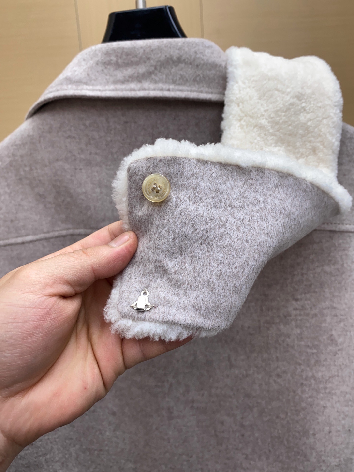 P1960 现货发售！100%原装。 Brunello Cucinelli 布内罗 古奇拉利 男士 带里衬皮毛饰 . 
原版原厂皮 ， 非市面通货‼️
原版原厂皮 ， 非市面通货‼️
原版原厂皮 ， 非市面通货‼️

专柜级全套包装❗️

皮料：轻盈的防泼水羊绒布 
可拆卸珍贵羊羔毛领条
加持20克Thermore®保暖填充料

新品山羊绒飞行员夹克   这款飞行员款外套在Brunello Cucinelli的精致材料与精美细节的衬托下，彰显经典风格。轻盈的防泼水羊绒布具有十分柔软细腻的穿着体验， 富有质感防泼水羊绒布料 匠心打造，触感细腻温润，展现低调而内敛的高级气质。

领口处采用 可拆卸珍贵羊羔毛饰，绵密卷曲的毛感不仅营造出丰盈立体的视觉效果，同时在寒冷季节中提供卓越的温暖守护。

加持Thermore®保暖填充料，保证轻盈与保暖兼具；挺括的绗缝走线，稳固耐穿之余亦增添工艺美感。 既能受到满满的保护，也不失舒适轻松的穿着体验。 夹克此外搭配了可拆卸珍贵羊羔毛领条，松柔的触感让本有的高雅气质更胜一筹。

（Thermore®填充料是一种高质量轻盈科技材料，与尼龙衬里搭配，恰如其分的厚重，让你的出行更加轻松舒适又保暖。）

这款纯羊绒面料充分体现天然纤维的珍贵质量，包络、轻盈且柔软的质地，让夹克上身十分惬意时尚 面料表面还经过抗水处理，具有良好的疏水性，可以减少对水的吸附。

整体设计结合 运动休闲夹克廓形 与 高级羊绒面料，在功能与美学之间达到平衡，是冬季衣橱中兼具实穿与典藏价值的臻品。
