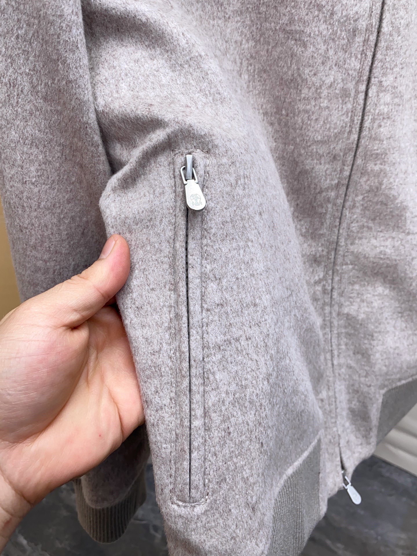 P1960 现货发售！100%原装。 Brunello Cucinelli 布内罗 古奇拉利 男士 带里衬皮毛饰 . 
原版原厂皮 ， 非市面通货‼️
原版原厂皮 ， 非市面通货‼️
原版原厂皮 ， 非市面通货‼️

专柜级全套包装❗️

皮料：轻盈的防泼水羊绒布 
可拆卸珍贵羊羔毛领条
加持20克Thermore®保暖填充料

新品山羊绒飞行员夹克   这款飞行员款外套在Brunello Cucinelli的精致材料与精美细节的衬托下，彰显经典风格。轻盈的防泼水羊绒布具有十分柔软细腻的穿着体验， 富有质感防泼水羊绒布料 匠心打造，触感细腻温润，展现低调而内敛的高级气质。

领口处采用 可拆卸珍贵羊羔毛饰，绵密卷曲的毛感不仅营造出丰盈立体的视觉效果，同时在寒冷季节中提供卓越的温暖守护。

加持Thermore®保暖填充料，保证轻盈与保暖兼具；挺括的绗缝走线，稳固耐穿之余亦增添工艺美感。 既能受到满满的保护，也不失舒适轻松的穿着体验。 夹克此外搭配了可拆卸珍贵羊羔毛领条，松柔的触感让本有的高雅气质更胜一筹。

（Thermore®填充料是一种高质量轻盈科技材料，与尼龙衬里搭配，恰如其分的厚重，让你的出行更加轻松舒适又保暖。）

这款纯羊绒面料充分体现天然纤维的珍贵质量，包络、轻盈且柔软的质地，让夹克上身十分惬意时尚 面料表面还经过抗水处理，具有良好的疏水性，可以减少对水的吸附。

整体设计结合 运动休闲夹克廓形 与 高级羊绒面料，在功能与美学之间达到平衡，是冬季衣橱中兼具实穿与典藏价值的臻品。
