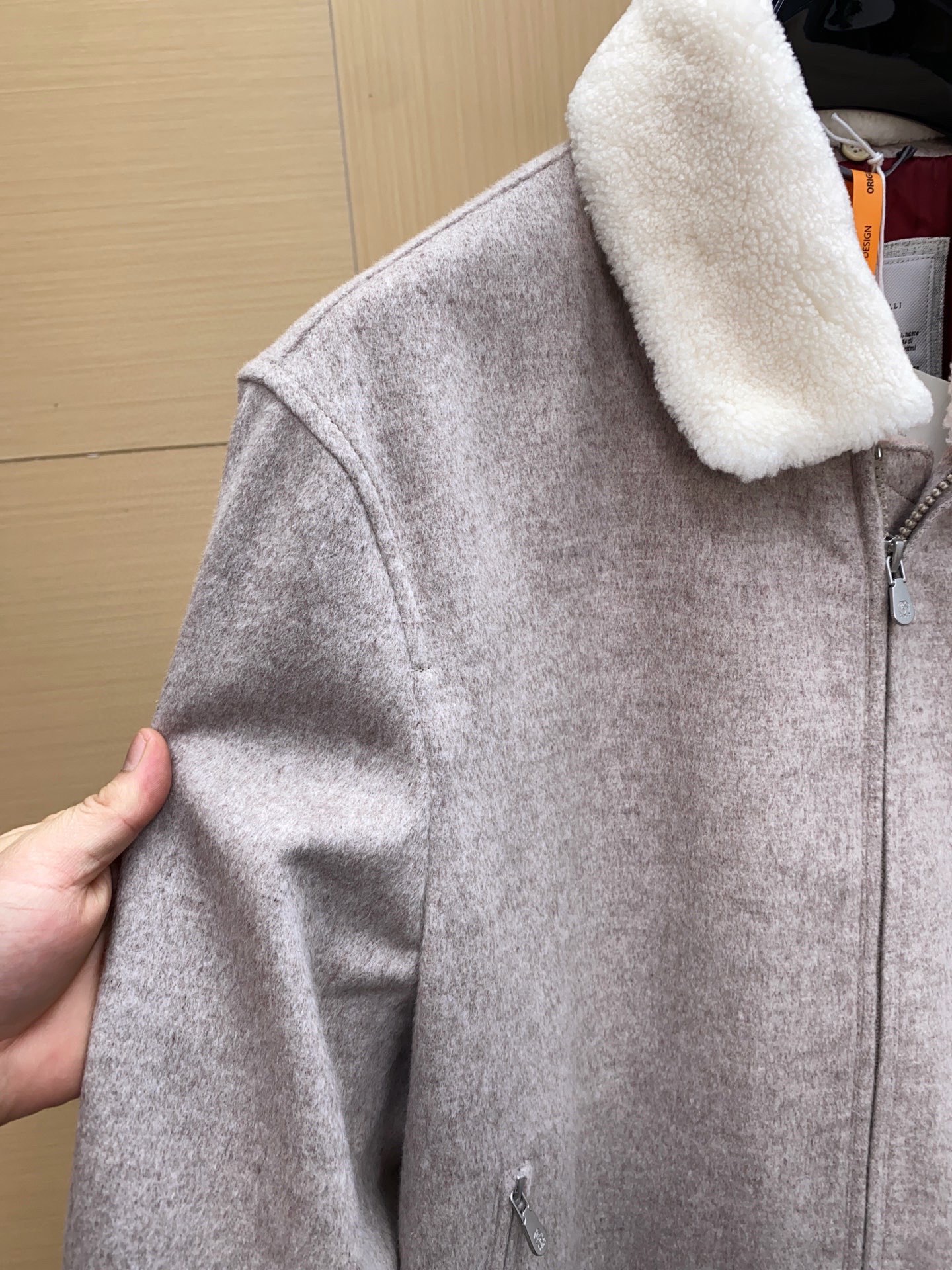 P1960 现货发售！100%原装。 Brunello Cucinelli 布内罗 古奇拉利 男士 带里衬皮毛饰 . 
原版原厂皮 ， 非市面通货‼️
原版原厂皮 ， 非市面通货‼️
原版原厂皮 ， 非市面通货‼️

专柜级全套包装❗️

皮料：轻盈的防泼水羊绒布 
可拆卸珍贵羊羔毛领条
加持20克Thermore®保暖填充料

新品山羊绒飞行员夹克   这款飞行员款外套在Brunello Cucinelli的精致材料与精美细节的衬托下，彰显经典风格。轻盈的防泼水羊绒布具有十分柔软细腻的穿着体验， 富有质感防泼水羊绒布料 匠心打造，触感细腻温润，展现低调而内敛的高级气质。

领口处采用 可拆卸珍贵羊羔毛饰，绵密卷曲的毛感不仅营造出丰盈立体的视觉效果，同时在寒冷季节中提供卓越的温暖守护。

加持Thermore®保暖填充料，保证轻盈与保暖兼具；挺括的绗缝走线，稳固耐穿之余亦增添工艺美感。 既能受到满满的保护，也不失舒适轻松的穿着体验。 夹克此外搭配了可拆卸珍贵羊羔毛领条，松柔的触感让本有的高雅气质更胜一筹。

（Thermore®填充料是一种高质量轻盈科技材料，与尼龙衬里搭配，恰如其分的厚重，让你的出行更加轻松舒适又保暖。）

这款纯羊绒面料充分体现天然纤维的珍贵质量，包络、轻盈且柔软的质地，让夹克上身十分惬意时尚 面料表面还经过抗水处理，具有良好的疏水性，可以减少对水的吸附。

整体设计结合 运动休闲夹克廓形 与 高级羊绒面料，在功能与美学之间达到平衡，是冬季衣橱中兼具实穿与典藏价值的臻品。
