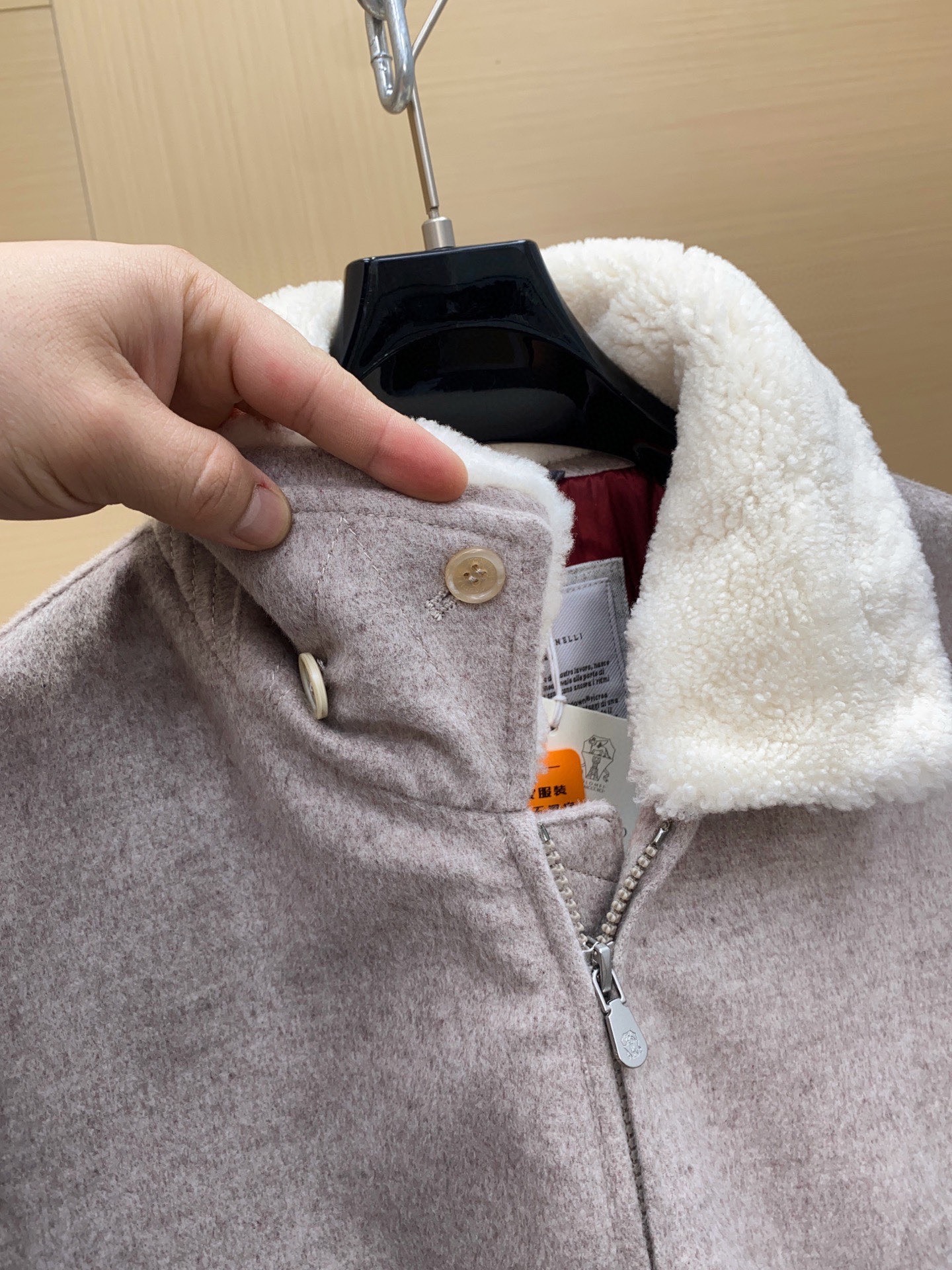 P1960 现货发售！100%原装。 Brunello Cucinelli 布内罗 古奇拉利 男士 带里衬皮毛饰 . 
原版原厂皮 ， 非市面通货‼️
原版原厂皮 ， 非市面通货‼️
原版原厂皮 ， 非市面通货‼️

专柜级全套包装❗️

皮料：轻盈的防泼水羊绒布 
可拆卸珍贵羊羔毛领条
加持20克Thermore®保暖填充料

新品山羊绒飞行员夹克   这款飞行员款外套在Brunello Cucinelli的精致材料与精美细节的衬托下，彰显经典风格。轻盈的防泼水羊绒布具有十分柔软细腻的穿着体验， 富有质感防泼水羊绒布料 匠心打造，触感细腻温润，展现低调而内敛的高级气质。

领口处采用 可拆卸珍贵羊羔毛饰，绵密卷曲的毛感不仅营造出丰盈立体的视觉效果，同时在寒冷季节中提供卓越的温暖守护。

加持Thermore®保暖填充料，保证轻盈与保暖兼具；挺括的绗缝走线，稳固耐穿之余亦增添工艺美感。 既能受到满满的保护，也不失舒适轻松的穿着体验。 夹克此外搭配了可拆卸珍贵羊羔毛领条，松柔的触感让本有的高雅气质更胜一筹。

（Thermore®填充料是一种高质量轻盈科技材料，与尼龙衬里搭配，恰如其分的厚重，让你的出行更加轻松舒适又保暖。）

这款纯羊绒面料充分体现天然纤维的珍贵质量，包络、轻盈且柔软的质地，让夹克上身十分惬意时尚 面料表面还经过抗水处理，具有良好的疏水性，可以减少对水的吸附。

整体设计结合 运动休闲夹克廓形 与 高级羊绒面料，在功能与美学之间达到平衡，是冬季衣橱中兼具实穿与典藏价值的臻品。
