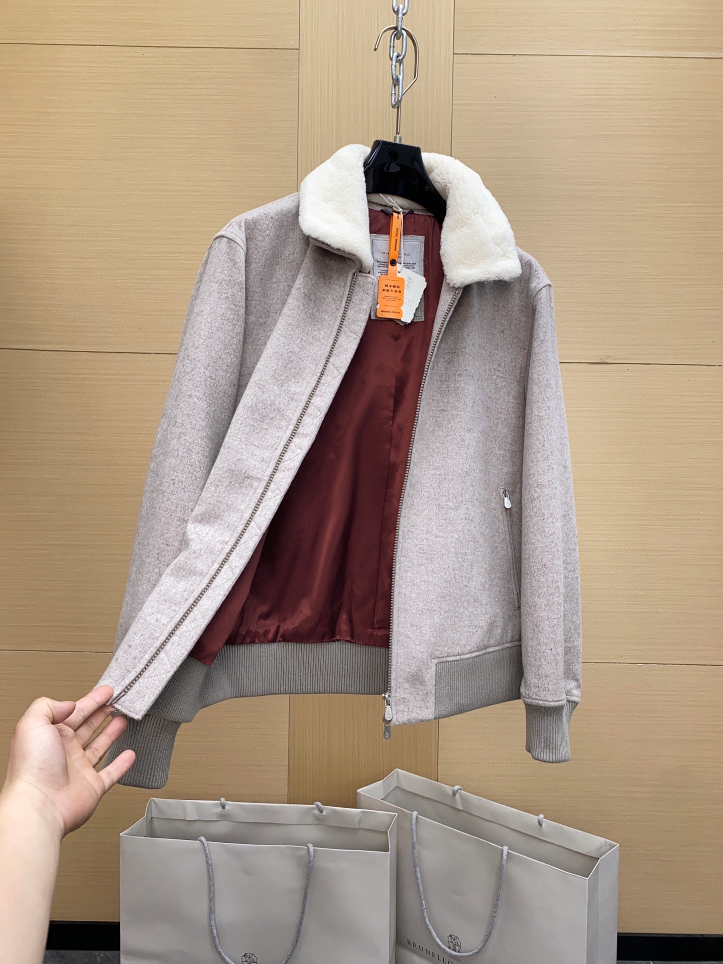 P1960 现货发售！100%原装。 Brunello Cucinelli 布内罗 古奇拉利 男士 带里衬皮毛饰 . 
原版原厂皮 ， 非市面通货‼️
原版原厂皮 ， 非市面通货‼️
原版原厂皮 ， 非市面通货‼️

专柜级全套包装❗️

皮料：轻盈的防泼水羊绒布 
可拆卸珍贵羊羔毛领条
加持20克Thermore®保暖填充料

新品山羊绒飞行员夹克   这款飞行员款外套在Brunello Cucinelli的精致材料与精美细节的衬托下，彰显经典风格。轻盈的防泼水羊绒布具有十分柔软细腻的穿着体验， 富有质感防泼水羊绒布料 匠心打造，触感细腻温润，展现低调而内敛的高级气质。

领口处采用 可拆卸珍贵羊羔毛饰，绵密卷曲的毛感不仅营造出丰盈立体的视觉效果，同时在寒冷季节中提供卓越的温暖守护。

加持Thermore®保暖填充料，保证轻盈与保暖兼具；挺括的绗缝走线，稳固耐穿之余亦增添工艺美感。 既能受到满满的保护，也不失舒适轻松的穿着体验。 夹克此外搭配了可拆卸珍贵羊羔毛领条，松柔的触感让本有的高雅气质更胜一筹。

（Thermore®填充料是一种高质量轻盈科技材料，与尼龙衬里搭配，恰如其分的厚重，让你的出行更加轻松舒适又保暖。）

这款纯羊绒面料充分体现天然纤维的珍贵质量，包络、轻盈且柔软的质地，让夹克上身十分惬意时尚 面料表面还经过抗水处理，具有良好的疏水性，可以减少对水的吸附。

整体设计结合 运动休闲夹克廓形 与 高级羊绒面料，在功能与美学之间达到平衡，是冬季衣橱中兼具实穿与典藏价值的臻品。
