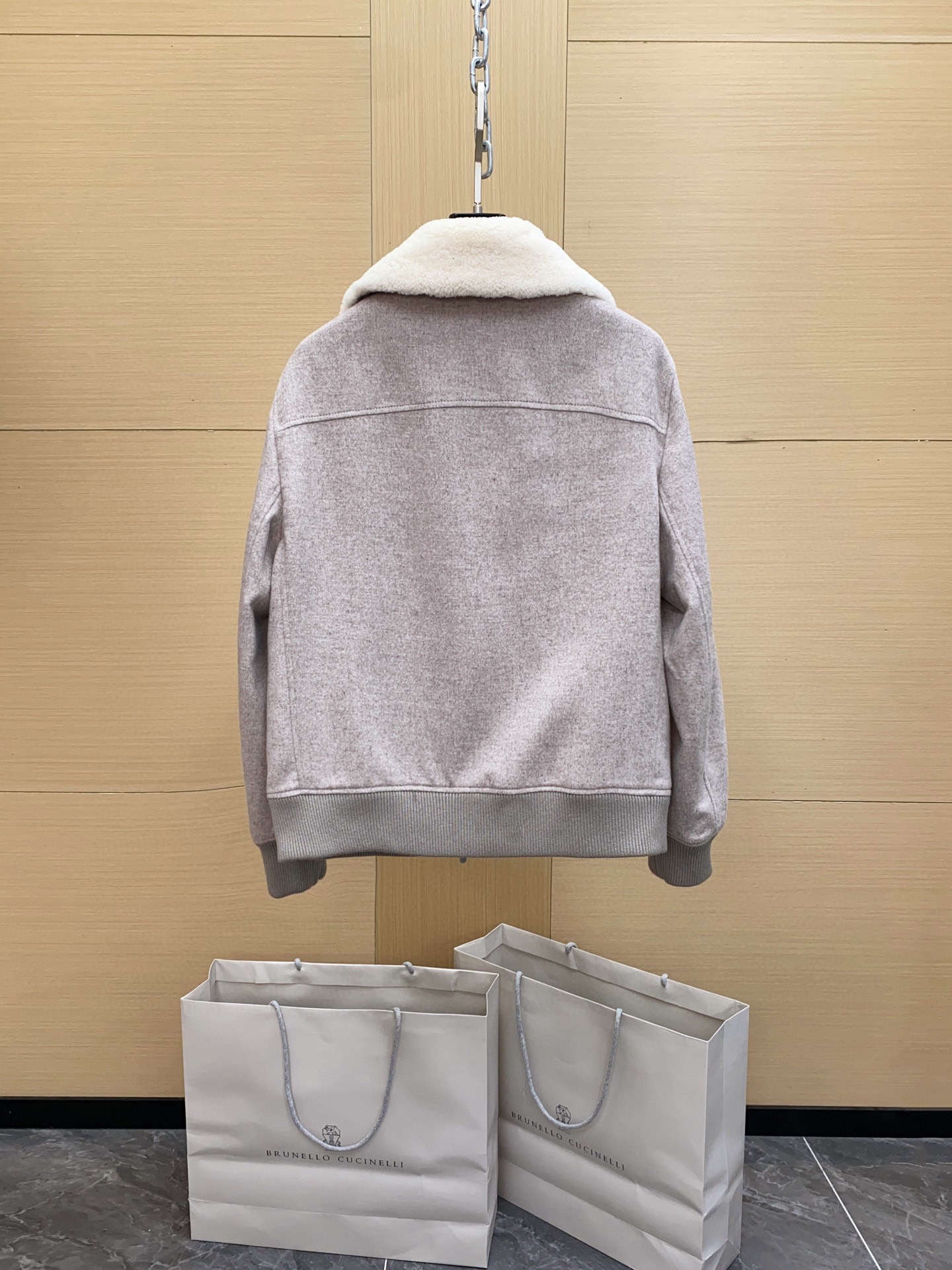 P1960 现货发售！100%原装。 Brunello Cucinelli 布内罗 古奇拉利 男士 带里衬皮毛饰 . 
原版原厂皮 ， 非市面通货‼️
原版原厂皮 ， 非市面通货‼️
原版原厂皮 ， 非市面通货‼️

专柜级全套包装❗️

皮料：轻盈的防泼水羊绒布 
可拆卸珍贵羊羔毛领条
加持20克Thermore®保暖填充料

新品山羊绒飞行员夹克   这款飞行员款外套在Brunello Cucinelli的精致材料与精美细节的衬托下，彰显经典风格。轻盈的防泼水羊绒布具有十分柔软细腻的穿着体验， 富有质感防泼水羊绒布料 匠心打造，触感细腻温润，展现低调而内敛的高级气质。

领口处采用 可拆卸珍贵羊羔毛饰，绵密卷曲的毛感不仅营造出丰盈立体的视觉效果，同时在寒冷季节中提供卓越的温暖守护。

加持Thermore®保暖填充料，保证轻盈与保暖兼具；挺括的绗缝走线，稳固耐穿之余亦增添工艺美感。 既能受到满满的保护，也不失舒适轻松的穿着体验。 夹克此外搭配了可拆卸珍贵羊羔毛领条，松柔的触感让本有的高雅气质更胜一筹。

（Thermore®填充料是一种高质量轻盈科技材料，与尼龙衬里搭配，恰如其分的厚重，让你的出行更加轻松舒适又保暖。）

这款纯羊绒面料充分体现天然纤维的珍贵质量，包络、轻盈且柔软的质地，让夹克上身十分惬意时尚 面料表面还经过抗水处理，具有良好的疏水性，可以减少对水的吸附。

整体设计结合 运动休闲夹克廓形 与 高级羊绒面料，在功能与美学之间达到平衡，是冬季衣橱中兼具实穿与典藏价值的臻品。
