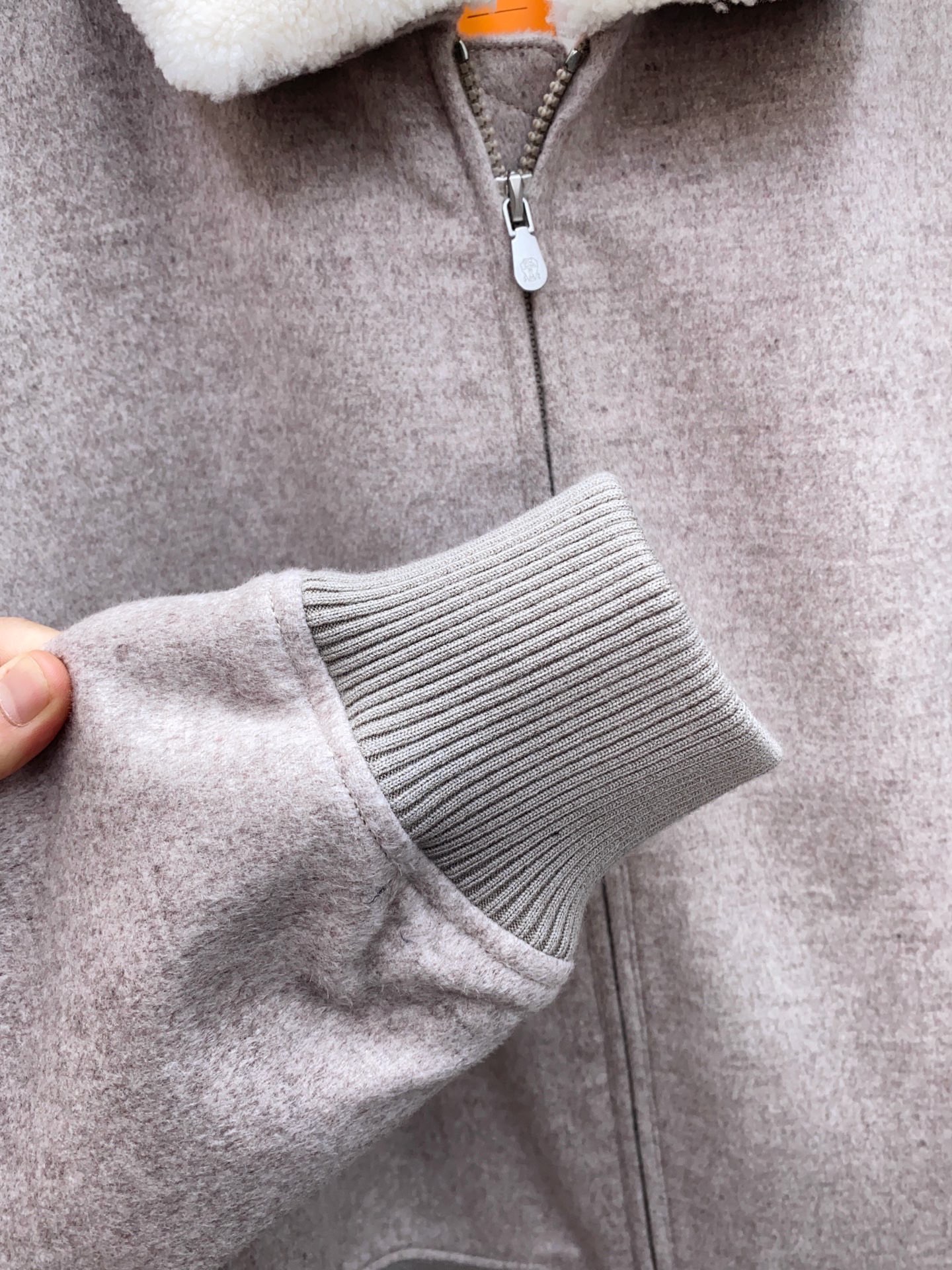 P1960 现货发售！100%原装。 Brunello Cucinelli 布内罗 古奇拉利 男士 带里衬皮毛饰 . 
原版原厂皮 ， 非市面通货‼️
原版原厂皮 ， 非市面通货‼️
原版原厂皮 ， 非市面通货‼️

专柜级全套包装❗️

皮料：轻盈的防泼水羊绒布 
可拆卸珍贵羊羔毛领条
加持20克Thermore®保暖填充料

新品山羊绒飞行员夹克   这款飞行员款外套在Brunello Cucinelli的精致材料与精美细节的衬托下，彰显经典风格。轻盈的防泼水羊绒布具有十分柔软细腻的穿着体验， 富有质感防泼水羊绒布料 匠心打造，触感细腻温润，展现低调而内敛的高级气质。

领口处采用 可拆卸珍贵羊羔毛饰，绵密卷曲的毛感不仅营造出丰盈立体的视觉效果，同时在寒冷季节中提供卓越的温暖守护。

加持Thermore®保暖填充料，保证轻盈与保暖兼具；挺括的绗缝走线，稳固耐穿之余亦增添工艺美感。 既能受到满满的保护，也不失舒适轻松的穿着体验。 夹克此外搭配了可拆卸珍贵羊羔毛领条，松柔的触感让本有的高雅气质更胜一筹。

（Thermore®填充料是一种高质量轻盈科技材料，与尼龙衬里搭配，恰如其分的厚重，让你的出行更加轻松舒适又保暖。）

这款纯羊绒面料充分体现天然纤维的珍贵质量，包络、轻盈且柔软的质地，让夹克上身十分惬意时尚 面料表面还经过抗水处理，具有良好的疏水性，可以减少对水的吸附。

整体设计结合 运动休闲夹克廓形 与 高级羊绒面料，在功能与美学之间达到平衡，是冬季衣橱中兼具实穿与典藏价值的臻品。
