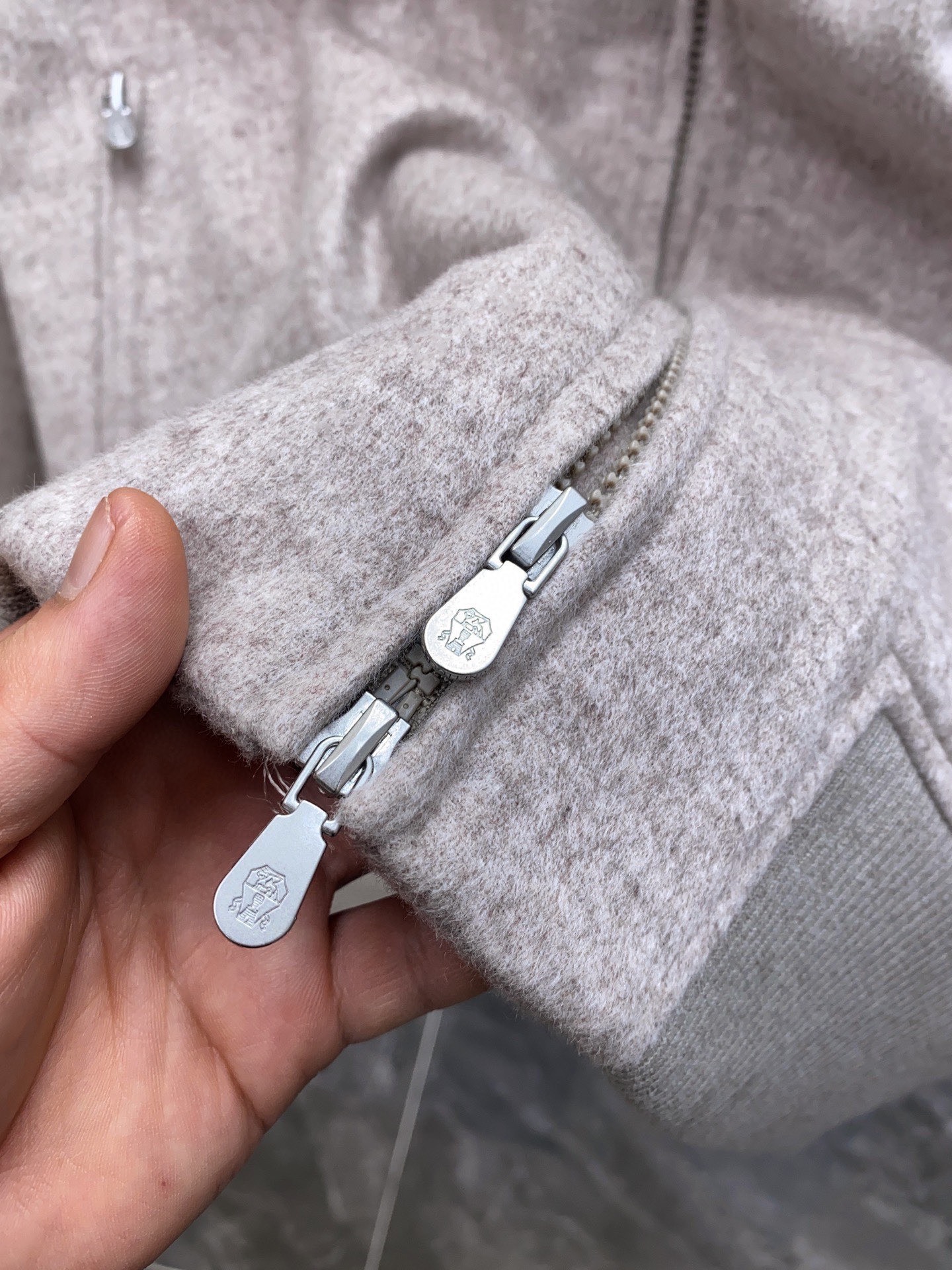 P1960 现货发售！100%原装。 Brunello Cucinelli 布内罗 古奇拉利 男士 带里衬皮毛饰 . 
原版原厂皮 ， 非市面通货‼️
原版原厂皮 ， 非市面通货‼️
原版原厂皮 ， 非市面通货‼️

专柜级全套包装❗️

皮料：轻盈的防泼水羊绒布 
可拆卸珍贵羊羔毛领条
加持20克Thermore®保暖填充料

新品山羊绒飞行员夹克   这款飞行员款外套在Brunello Cucinelli的精致材料与精美细节的衬托下，彰显经典风格。轻盈的防泼水羊绒布具有十分柔软细腻的穿着体验， 富有质感防泼水羊绒布料 匠心打造，触感细腻温润，展现低调而内敛的高级气质。

领口处采用 可拆卸珍贵羊羔毛饰，绵密卷曲的毛感不仅营造出丰盈立体的视觉效果，同时在寒冷季节中提供卓越的温暖守护。

加持Thermore®保暖填充料，保证轻盈与保暖兼具；挺括的绗缝走线，稳固耐穿之余亦增添工艺美感。 既能受到满满的保护，也不失舒适轻松的穿着体验。 夹克此外搭配了可拆卸珍贵羊羔毛领条，松柔的触感让本有的高雅气质更胜一筹。

（Thermore®填充料是一种高质量轻盈科技材料，与尼龙衬里搭配，恰如其分的厚重，让你的出行更加轻松舒适又保暖。）

这款纯羊绒面料充分体现天然纤维的珍贵质量，包络、轻盈且柔软的质地，让夹克上身十分惬意时尚 面料表面还经过抗水处理，具有良好的疏水性，可以减少对水的吸附。

整体设计结合 运动休闲夹克廓形 与 高级羊绒面料，在功能与美学之间达到平衡，是冬季衣橱中兼具实穿与典藏价值的臻品。
