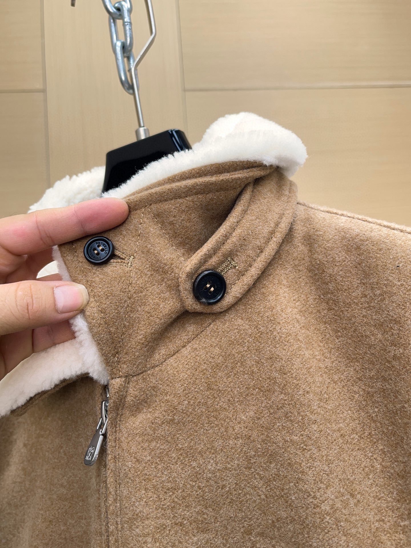 P1960 现货发售～100%原装。 Brunello Cucinelli 布内罗 古奇拉利 男士 带里衬皮毛饰 . 
原版原厂皮 ， 非市面通货‼️
原版原厂皮 ， 非市面通货‼️
原版原厂皮 ， 非市面通货‼️

专柜级全套包装❗️


皮料：轻盈的防泼水羊绒布 
可拆卸珍贵羊羔毛领条
加持20克Thermore®保暖填充料

新品山羊绒飞行员夹克   这款飞行员款外套在Brunello Cucinelli的精致材料与精美细节的衬托下，彰显经典风格。轻盈的防泼水羊绒布具有十分柔软细腻的穿着体验， 富有质感防泼水羊绒布料 匠心打造，触感细腻温润，展现低调而内敛的高级气质。

领口处采用 可拆卸珍贵羊羔毛饰，绵密卷曲的毛感不仅营造出丰盈立体的视觉效果，同时在寒冷季节中提供卓越的温暖守护。

加持Thermore®保暖填充料，保证轻盈与保暖兼具；挺括的绗缝走线，稳固耐穿之余亦增添工艺美感。 既能受到满满的保护，也不失舒适轻松的穿着体验。 夹克此外搭配了可拆卸珍贵羊羔毛领条，松柔的触感让本有的高雅气质更胜一筹。

（Thermore®填充料是一种高质量轻盈科技材料，与尼龙衬里搭配，恰如其分的厚重，让你的出行更加轻松舒适又保暖。）

这款纯羊绒面料充分体现天然纤维的珍贵质量，包络、轻盈且柔软的质地，让夹克上身十分惬意时尚 面料表面还经过抗水处理，具有良好的疏水性，可以减少对水的吸附。

整体设计结合 运动休闲夹克廓形 与 高级羊绒面料，在功能与美学之间达到平衡，是冬季衣橱中兼具实穿与典藏价值的臻品。
