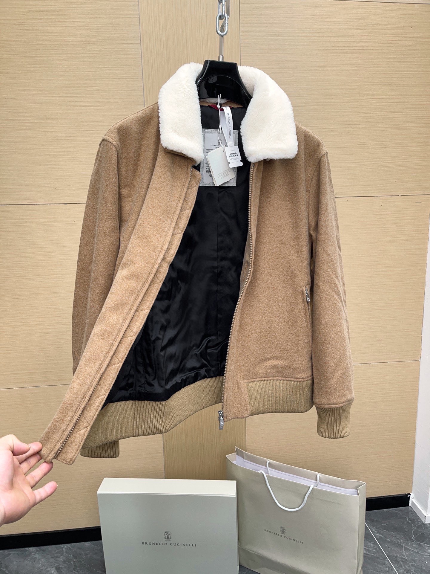 P1960 现货发售～100%原装。 Brunello Cucinelli 布内罗 古奇拉利 男士 带里衬皮毛饰 . 
原版原厂皮 ， 非市面通货‼️
原版原厂皮 ， 非市面通货‼️
原版原厂皮 ， 非市面通货‼️

专柜级全套包装❗️


皮料：轻盈的防泼水羊绒布 
可拆卸珍贵羊羔毛领条
加持20克Thermore®保暖填充料

新品山羊绒飞行员夹克   这款飞行员款外套在Brunello Cucinelli的精致材料与精美细节的衬托下，彰显经典风格。轻盈的防泼水羊绒布具有十分柔软细腻的穿着体验， 富有质感防泼水羊绒布料 匠心打造，触感细腻温润，展现低调而内敛的高级气质。

领口处采用 可拆卸珍贵羊羔毛饰，绵密卷曲的毛感不仅营造出丰盈立体的视觉效果，同时在寒冷季节中提供卓越的温暖守护。

加持Thermore®保暖填充料，保证轻盈与保暖兼具；挺括的绗缝走线，稳固耐穿之余亦增添工艺美感。 既能受到满满的保护，也不失舒适轻松的穿着体验。 夹克此外搭配了可拆卸珍贵羊羔毛领条，松柔的触感让本有的高雅气质更胜一筹。

（Thermore®填充料是一种高质量轻盈科技材料，与尼龙衬里搭配，恰如其分的厚重，让你的出行更加轻松舒适又保暖。）

这款纯羊绒面料充分体现天然纤维的珍贵质量，包络、轻盈且柔软的质地，让夹克上身十分惬意时尚 面料表面还经过抗水处理，具有良好的疏水性，可以减少对水的吸附。

整体设计结合 运动休闲夹克廓形 与 高级羊绒面料，在功能与美学之间达到平衡，是冬季衣橱中兼具实穿与典藏价值的臻品。
