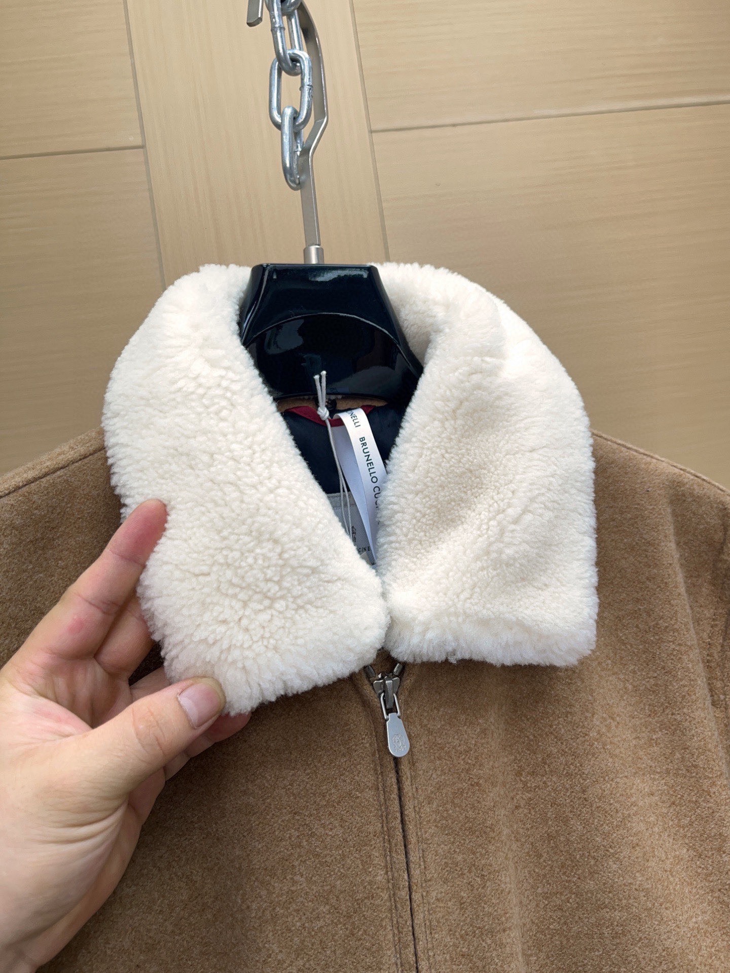 P1960 现货发售～100%原装。 Brunello Cucinelli 布内罗 古奇拉利 男士 带里衬皮毛饰 . 
原版原厂皮 ， 非市面通货‼️
原版原厂皮 ， 非市面通货‼️
原版原厂皮 ， 非市面通货‼️

专柜级全套包装❗️


皮料：轻盈的防泼水羊绒布 
可拆卸珍贵羊羔毛领条
加持20克Thermore®保暖填充料

新品山羊绒飞行员夹克   这款飞行员款外套在Brunello Cucinelli的精致材料与精美细节的衬托下，彰显经典风格。轻盈的防泼水羊绒布具有十分柔软细腻的穿着体验， 富有质感防泼水羊绒布料 匠心打造，触感细腻温润，展现低调而内敛的高级气质。

领口处采用 可拆卸珍贵羊羔毛饰，绵密卷曲的毛感不仅营造出丰盈立体的视觉效果，同时在寒冷季节中提供卓越的温暖守护。

加持Thermore®保暖填充料，保证轻盈与保暖兼具；挺括的绗缝走线，稳固耐穿之余亦增添工艺美感。 既能受到满满的保护，也不失舒适轻松的穿着体验。 夹克此外搭配了可拆卸珍贵羊羔毛领条，松柔的触感让本有的高雅气质更胜一筹。

（Thermore®填充料是一种高质量轻盈科技材料，与尼龙衬里搭配，恰如其分的厚重，让你的出行更加轻松舒适又保暖。）

这款纯羊绒面料充分体现天然纤维的珍贵质量，包络、轻盈且柔软的质地，让夹克上身十分惬意时尚 面料表面还经过抗水处理，具有良好的疏水性，可以减少对水的吸附。

整体设计结合 运动休闲夹克廓形 与 高级羊绒面料，在功能与美学之间达到平衡，是冬季衣橱中兼具实穿与典藏价值的臻品。
