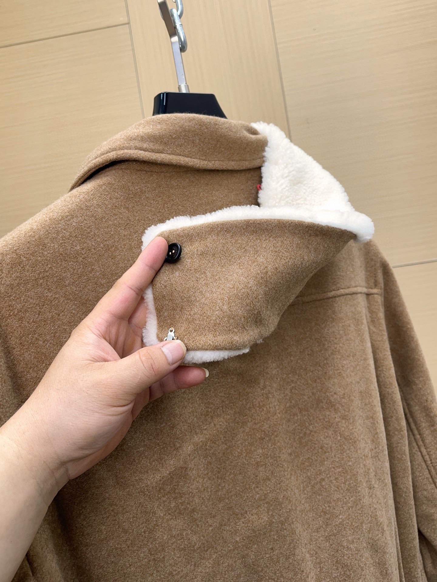 P1960 现货发售～100%原装。 Brunello Cucinelli 布内罗 古奇拉利 男士 带里衬皮毛饰 . 
原版原厂皮 ， 非市面通货‼️
原版原厂皮 ， 非市面通货‼️
原版原厂皮 ， 非市面通货‼️

专柜级全套包装❗️


皮料：轻盈的防泼水羊绒布 
可拆卸珍贵羊羔毛领条
加持20克Thermore®保暖填充料

新品山羊绒飞行员夹克   这款飞行员款外套在Brunello Cucinelli的精致材料与精美细节的衬托下，彰显经典风格。轻盈的防泼水羊绒布具有十分柔软细腻的穿着体验， 富有质感防泼水羊绒布料 匠心打造，触感细腻温润，展现低调而内敛的高级气质。

领口处采用 可拆卸珍贵羊羔毛饰，绵密卷曲的毛感不仅营造出丰盈立体的视觉效果，同时在寒冷季节中提供卓越的温暖守护。

加持Thermore®保暖填充料，保证轻盈与保暖兼具；挺括的绗缝走线，稳固耐穿之余亦增添工艺美感。 既能受到满满的保护，也不失舒适轻松的穿着体验。 夹克此外搭配了可拆卸珍贵羊羔毛领条，松柔的触感让本有的高雅气质更胜一筹。

（Thermore®填充料是一种高质量轻盈科技材料，与尼龙衬里搭配，恰如其分的厚重，让你的出行更加轻松舒适又保暖。）

这款纯羊绒面料充分体现天然纤维的珍贵质量，包络、轻盈且柔软的质地，让夹克上身十分惬意时尚 面料表面还经过抗水处理，具有良好的疏水性，可以减少对水的吸附。

整体设计结合 运动休闲夹克廓形 与 高级羊绒面料，在功能与美学之间达到平衡，是冬季衣橱中兼具实穿与典藏价值的臻品。
