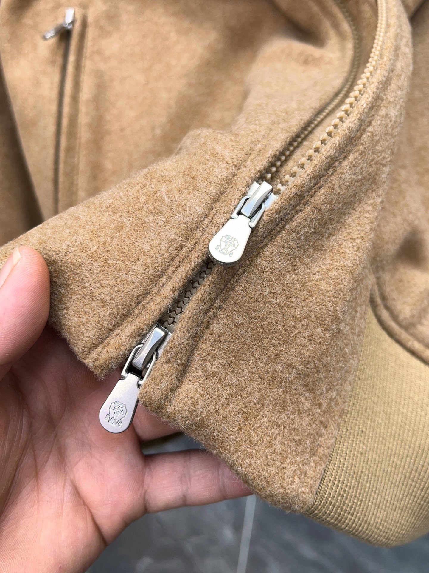 P1960 现货发售～100%原装。 Brunello Cucinelli 布内罗 古奇拉利 男士 带里衬皮毛饰 . 
原版原厂皮 ， 非市面通货‼️
原版原厂皮 ， 非市面通货‼️
原版原厂皮 ， 非市面通货‼️

专柜级全套包装❗️


皮料：轻盈的防泼水羊绒布 
可拆卸珍贵羊羔毛领条
加持20克Thermore®保暖填充料

新品山羊绒飞行员夹克   这款飞行员款外套在Brunello Cucinelli的精致材料与精美细节的衬托下，彰显经典风格。轻盈的防泼水羊绒布具有十分柔软细腻的穿着体验， 富有质感防泼水羊绒布料 匠心打造，触感细腻温润，展现低调而内敛的高级气质。

领口处采用 可拆卸珍贵羊羔毛饰，绵密卷曲的毛感不仅营造出丰盈立体的视觉效果，同时在寒冷季节中提供卓越的温暖守护。

加持Thermore®保暖填充料，保证轻盈与保暖兼具；挺括的绗缝走线，稳固耐穿之余亦增添工艺美感。 既能受到满满的保护，也不失舒适轻松的穿着体验。 夹克此外搭配了可拆卸珍贵羊羔毛领条，松柔的触感让本有的高雅气质更胜一筹。

（Thermore®填充料是一种高质量轻盈科技材料，与尼龙衬里搭配，恰如其分的厚重，让你的出行更加轻松舒适又保暖。）

这款纯羊绒面料充分体现天然纤维的珍贵质量，包络、轻盈且柔软的质地，让夹克上身十分惬意时尚 面料表面还经过抗水处理，具有良好的疏水性，可以减少对水的吸附。

整体设计结合 运动休闲夹克廓形 与 高级羊绒面料，在功能与美学之间达到平衡，是冬季衣橱中兼具实穿与典藏价值的臻品。
