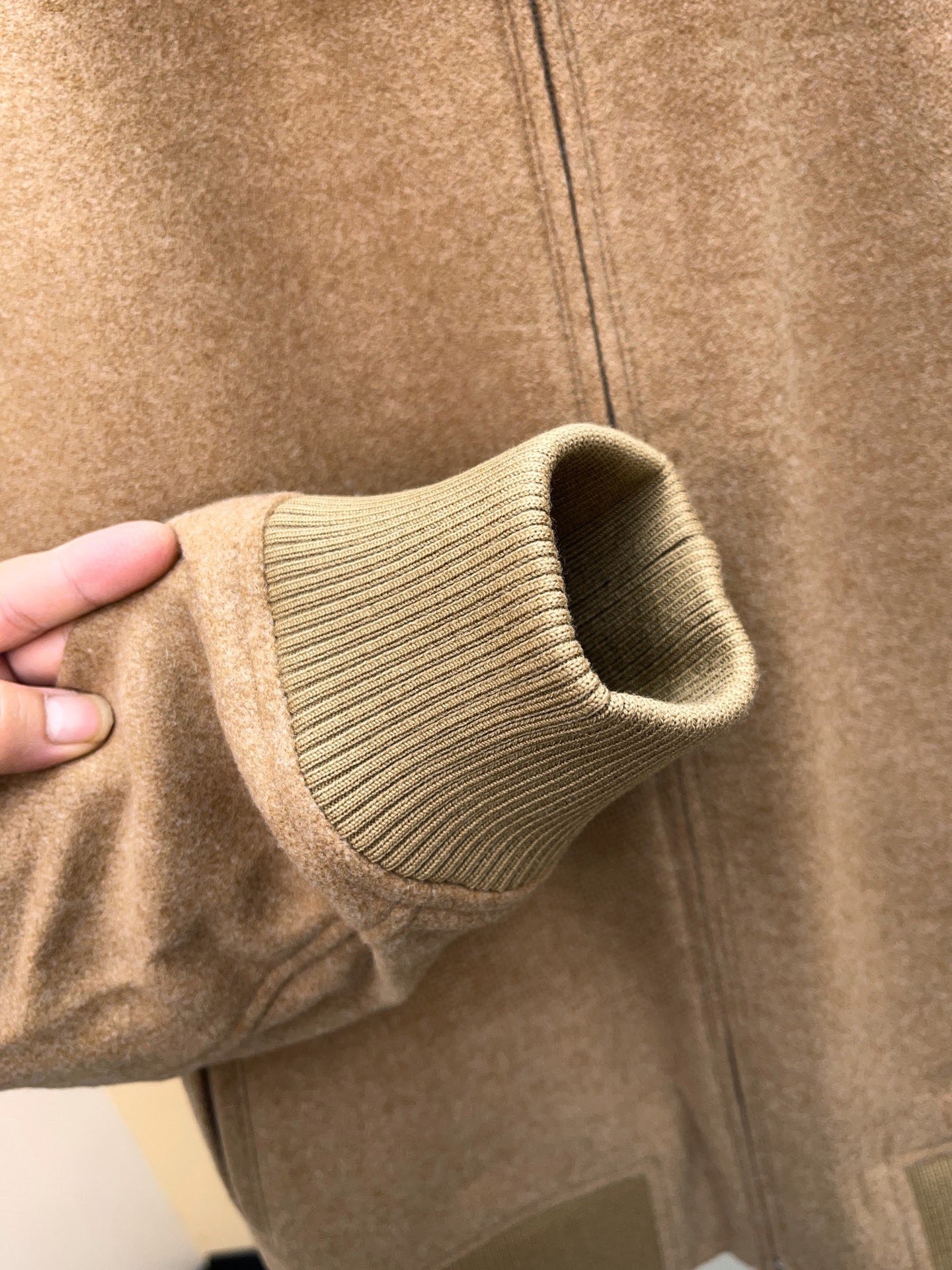 P1960 现货发售～100%原装。 Brunello Cucinelli 布内罗 古奇拉利 男士 带里衬皮毛饰 . 
原版原厂皮 ， 非市面通货‼️
原版原厂皮 ， 非市面通货‼️
原版原厂皮 ， 非市面通货‼️

专柜级全套包装❗️


皮料：轻盈的防泼水羊绒布 
可拆卸珍贵羊羔毛领条
加持20克Thermore®保暖填充料

新品山羊绒飞行员夹克   这款飞行员款外套在Brunello Cucinelli的精致材料与精美细节的衬托下，彰显经典风格。轻盈的防泼水羊绒布具有十分柔软细腻的穿着体验， 富有质感防泼水羊绒布料 匠心打造，触感细腻温润，展现低调而内敛的高级气质。

领口处采用 可拆卸珍贵羊羔毛饰，绵密卷曲的毛感不仅营造出丰盈立体的视觉效果，同时在寒冷季节中提供卓越的温暖守护。

加持Thermore®保暖填充料，保证轻盈与保暖兼具；挺括的绗缝走线，稳固耐穿之余亦增添工艺美感。 既能受到满满的保护，也不失舒适轻松的穿着体验。 夹克此外搭配了可拆卸珍贵羊羔毛领条，松柔的触感让本有的高雅气质更胜一筹。

（Thermore®填充料是一种高质量轻盈科技材料，与尼龙衬里搭配，恰如其分的厚重，让你的出行更加轻松舒适又保暖。）

这款纯羊绒面料充分体现天然纤维的珍贵质量，包络、轻盈且柔软的质地，让夹克上身十分惬意时尚 面料表面还经过抗水处理，具有良好的疏水性，可以减少对水的吸附。

整体设计结合 运动休闲夹克廓形 与 高级羊绒面料，在功能与美学之间达到平衡，是冬季衣橱中兼具实穿与典藏价值的臻品。
