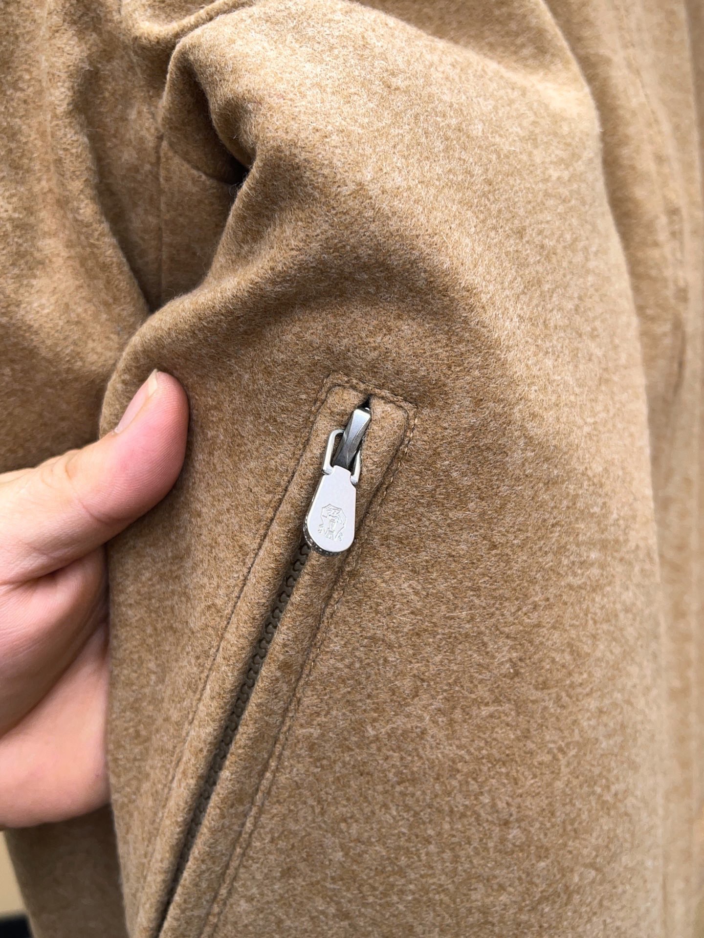 P1960 现货发售～100%原装。 Brunello Cucinelli 布内罗 古奇拉利 男士 带里衬皮毛饰 . 
原版原厂皮 ， 非市面通货‼️
原版原厂皮 ， 非市面通货‼️
原版原厂皮 ， 非市面通货‼️

专柜级全套包装❗️


皮料：轻盈的防泼水羊绒布 
可拆卸珍贵羊羔毛领条
加持20克Thermore®保暖填充料

新品山羊绒飞行员夹克   这款飞行员款外套在Brunello Cucinelli的精致材料与精美细节的衬托下，彰显经典风格。轻盈的防泼水羊绒布具有十分柔软细腻的穿着体验， 富有质感防泼水羊绒布料 匠心打造，触感细腻温润，展现低调而内敛的高级气质。

领口处采用 可拆卸珍贵羊羔毛饰，绵密卷曲的毛感不仅营造出丰盈立体的视觉效果，同时在寒冷季节中提供卓越的温暖守护。

加持Thermore®保暖填充料，保证轻盈与保暖兼具；挺括的绗缝走线，稳固耐穿之余亦增添工艺美感。 既能受到满满的保护，也不失舒适轻松的穿着体验。 夹克此外搭配了可拆卸珍贵羊羔毛领条，松柔的触感让本有的高雅气质更胜一筹。

（Thermore®填充料是一种高质量轻盈科技材料，与尼龙衬里搭配，恰如其分的厚重，让你的出行更加轻松舒适又保暖。）

这款纯羊绒面料充分体现天然纤维的珍贵质量，包络、轻盈且柔软的质地，让夹克上身十分惬意时尚 面料表面还经过抗水处理，具有良好的疏水性，可以减少对水的吸附。

整体设计结合 运动休闲夹克廓形 与 高级羊绒面料，在功能与美学之间达到平衡，是冬季衣橱中兼具实穿与典藏价值的臻品。
