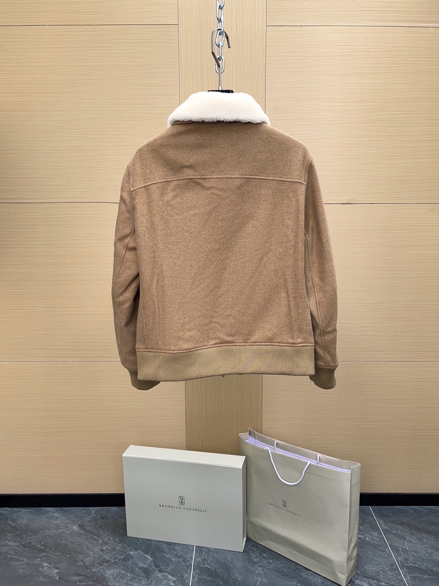 P1960 现货发售～100%原装。 Brunello Cucinelli 布内罗 古奇拉利 男士 带里衬皮毛饰 . 
原版原厂皮 ， 非市面通货‼️
原版原厂皮 ， 非市面通货‼️
原版原厂皮 ， 非市面通货‼️

专柜级全套包装❗️


皮料：轻盈的防泼水羊绒布 
可拆卸珍贵羊羔毛领条
加持20克Thermore®保暖填充料

新品山羊绒飞行员夹克   这款飞行员款外套在Brunello Cucinelli的精致材料与精美细节的衬托下，彰显经典风格。轻盈的防泼水羊绒布具有十分柔软细腻的穿着体验， 富有质感防泼水羊绒布料 匠心打造，触感细腻温润，展现低调而内敛的高级气质。

领口处采用 可拆卸珍贵羊羔毛饰，绵密卷曲的毛感不仅营造出丰盈立体的视觉效果，同时在寒冷季节中提供卓越的温暖守护。

加持Thermore®保暖填充料，保证轻盈与保暖兼具；挺括的绗缝走线，稳固耐穿之余亦增添工艺美感。 既能受到满满的保护，也不失舒适轻松的穿着体验。 夹克此外搭配了可拆卸珍贵羊羔毛领条，松柔的触感让本有的高雅气质更胜一筹。

（Thermore®填充料是一种高质量轻盈科技材料，与尼龙衬里搭配，恰如其分的厚重，让你的出行更加轻松舒适又保暖。）

这款纯羊绒面料充分体现天然纤维的珍贵质量，包络、轻盈且柔软的质地，让夹克上身十分惬意时尚 面料表面还经过抗水处理，具有良好的疏水性，可以减少对水的吸附。

整体设计结合 运动休闲夹克廓形 与 高级羊绒面料，在功能与美学之间达到平衡，是冬季衣橱中兼具实穿与典藏价值的臻品。
