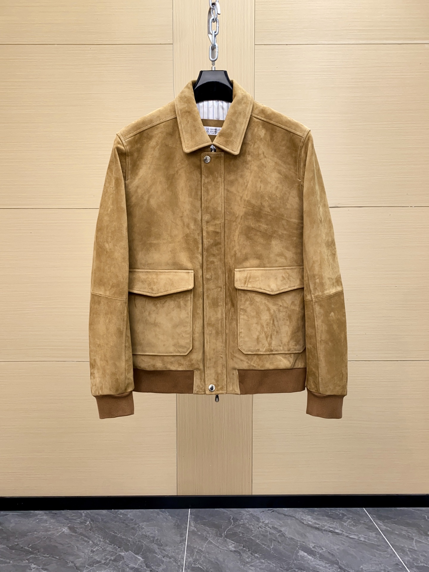 NO:688702,[BC End of Season Offer] Brunello Cucinelli Men's Suede Casual Jacket The sporty style of the four-pocket short jacket is reinterpreted with precious Brunello Cucinelli materials. This season's color, light and soft suede is matched with special metal buttons and small chest pocket decorations, which further highlights the workwear temperament and fashion charm of the jacket. The jacket is designed in a regular size and is comfortable on the upper body. Suede is a precious leather with a thin texture and very soft texture. It is comfortable and generous to wear on the body.  Craftsmanship details snap-button closure Shirt-style collar ｜Upper flap and buttoned patch pockets ｜Side hem pockets ｜Cuffs with snap buttons ｜Unlined Old money style, low-key and tasteful The materials are very comfortable. The core of this brand is to use materials that are kind to you. If you pay attention to the dressing experience, you must buy it!  !  Made of sheepskin suede!  The real and powerful version uses the most exquisite leather, which is light and soft, and the fabric made of it has a velvet-like texture. If you pick out any piece of our leather series, it is enough to beat other competing products, not to mention the combination of price, quality and product!  It directly improves the tone of the whole by a level. It belongs to the ceiling of the autumn and winter world. The texture is outstanding and the luster is high-end. The whole body is made of precious sheep leather, showing a unique suede texture. The velvety and delicate touch combined with the soft and light characteristics are both luxurious and practical. After the full-grain leather polishing and turning process, the surface fibers are finely polished until they are even and dense, showing a  Velvety suede effect. This treatment method not only feels smooth, but also presents a low-key and deep matte effect visually. Different from the coldness of traditional smooth leather, suede leather has a warmer and more delicate touch. Suede leather is inherently wear-resistant and warm, making this jacket a balance between practicality and sophistication. In terms of technology, suede leather needs to go through multiple steps of removal, polishing, sizing, and protective coating.  and other fine processes to ensure that the leather plush is even, full and long-lasting in color. Its natural breathability and lightness enable the entire jacket to maintain a comfortable wearing experience in addition to keeping warm. In addition, the leather surface has undergone special wear-resistant treatment, which improves the anti-friction performance of daily wear and gives it a texture that is both flexible and stiff. With the accumulation of time and wear, the leather will gradually form a unique patina, which increasingly highlights personality and high-end atmosphere. The only one in the entire network!  Brunello's ultra-luxurious daily items that truly showcase it. The most worthwhile series to buy because they are all genuine high-end customization techniques!!! The portion is quite generous, heavy to carry, and the texture is incomparably luxurious!  At present, we only sell this product to a few stalls and physical stalls, so there will not be too many high-end versions circulating in the market. Our price directly gives us a first-hand advantage. The profit margin we occupy is only for running volume. It is convenient for old customers and agents to have better price control space. We rely on our character to stabilize customers. Only real factories have the strength to reduce prices. A truly advantageous and cost-effective channel. Sizes 48-56, brunello cucinelli, jackets & coats, jackets &  coats,shirts,sheepskin,chamois leather,Top Customize119860909［BC季末盛惠］ Brunello Cucinelli 男士绒面革休闲夹克外套 四口袋短夹克的运动风格用珍贵的Brunello Cucinelli材料重新诠释.本季的色彩,质地轻盈柔软的麂皮和特色金属纽扣、小胸袋装饰匹配,更突出夹克的工装气质与时尚魅力.夹克常规尺寸设计,上身舒适自如. 绒面革是一种质地细薄且非常柔软的珍贵皮革.穿在身上既舒适又大方. 工艺细节揿扣合 衬衫式领子 ｜上部翻盖和系扣贴袋 ｜侧插式下摆口袋 ｜带揿扣袖口 ｜无衬里 老钱风,低调 有品味 用料非常舒适,这个牌子的核心就是用料,对自己好一点的,注重穿衣体验的,一定要入！！ 羊皮革绒面打造 ！ 真材实料实力版本 ,采用最精致的皮革,即轻盈又柔软,用其制作的面料有天鹅绒般的质感 咱家任意一件皮革系列 任选一样拎出来,都足够吊打其他竞品,更何况是价格 品质 出货品相三重叠加！直接把整体的调性UP了一个段位,属于秋冬界的天花板,质感出挑,光泽高级  整体以珍贵羊皮革打造,呈现出独特的绒面质感,天鹅绒般的细腻触感配合柔软轻盈的特性,兼具奢华与实用  经过全粒面皮打磨与翻磨工艺,表层纤维被精细打磨至均匀细密,呈现出 天鹅绒般的绒面效果.这种处理方式不仅手感顺滑,更在视觉上呈现出低调而深邃的哑光效果.不同于传统光面皮革的冷峻,绒面皮更具温润细腻的触感.绒面革天生兼具耐磨与保暖性能,使这款夹克在实穿性与精致感之间取得平衡. 在工艺上,绒面革需要经过多道 去杂、打磨、上浆、防护涂层 等精细流程,以确保皮面毛绒均匀、色泽饱满而持久.其天然的透气性与轻盈性,使得整件夹克在保暖之外,仍能保持舒适的穿着体验. 此外,皮料表层经特别的 耐磨处理,提升了日常穿着的抗摩擦性能,同时赋予其 柔韧与挺括兼具 的质感.随着时间与穿着的累积,皮革会逐渐形成 独特的岁月包浆,愈发彰显个性与高级气息. 全网独一档！真正能彰显Brunello 的超奢华日常单品 . 最值得买的系列 因为都是货真价实的高级订制技艺!!!! 份量是相当足的,拎起来沉甸甸的,质感非常无敌奢华！这款目前我们出给档口和实体档口的就那么几家,所以不会有太多高版本在市面上流通, 我们这个价格直接给一手优势 自己占的利润空间只为跑量 方便老客户代理有更好的控价空间, 咱们靠人品稳定客户, 真工厂才有实力卷价格 真正意义上的优势性价比渠道 尺码48-56,,brunello cucinelli,jackets & coats,jackets & coats,shirts,sheepskin,chamois leather,Top Customize1,Men's clothing
