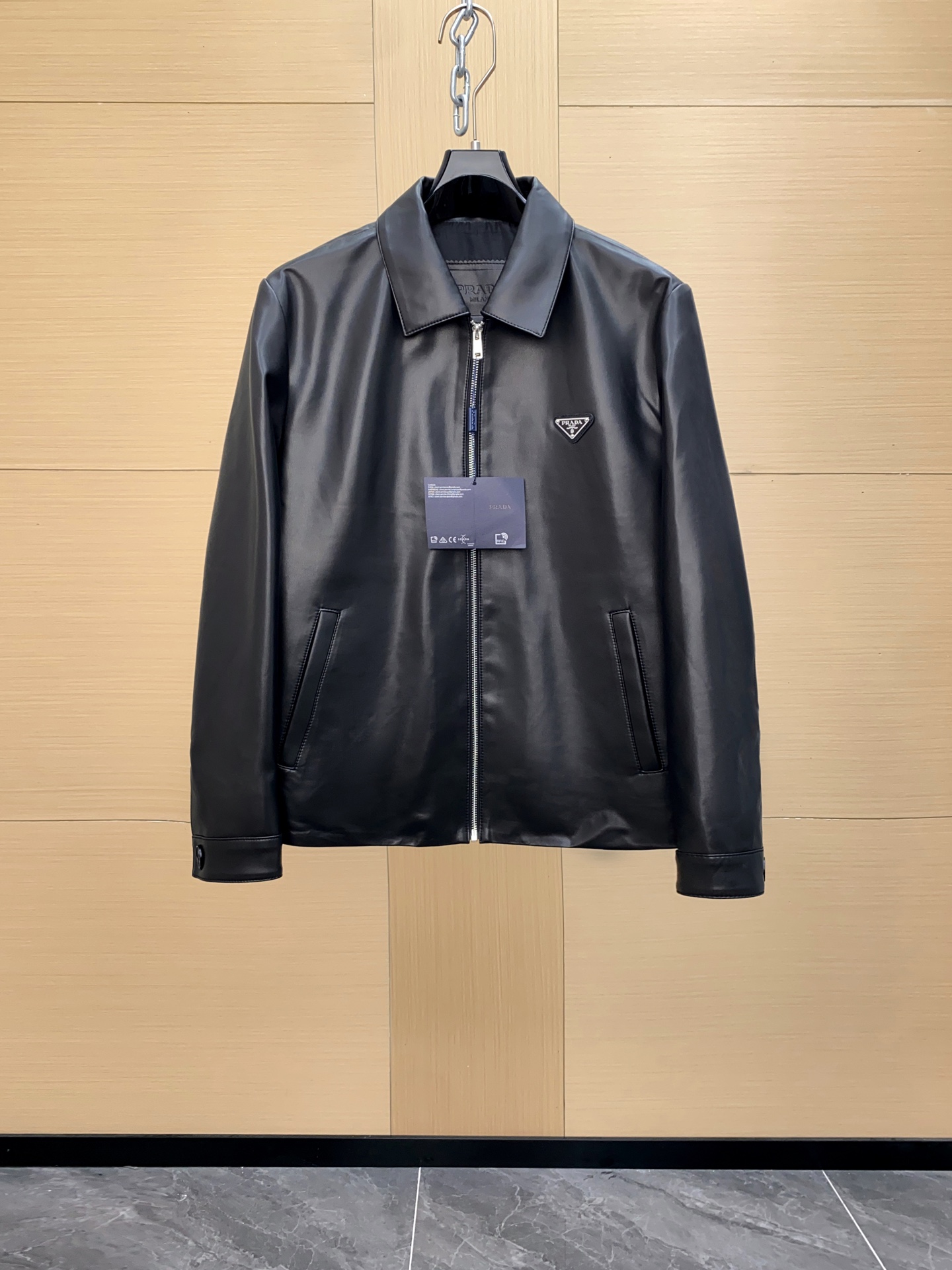 NO:688711,Ready for sale!  Prada's official autumn and winter item, sheepskin jacket, made of sheepskin imported from Turkey, simple and elegant, versatile, black and white, zp replica hardware accessories size48-56,,prada,prada,jackets & coats,sheepskin,Top Customize119860909现货发售！Prada普拉达官方秋冬单品 羊皮夹克 采用土耳其进口绵羊皮 简约大气款 百搭 黑白两色 zp复刻五金辅料 size48-56,,prada,prada,jackets & coats,sheepskin,Top Customize1,Men's clothing
