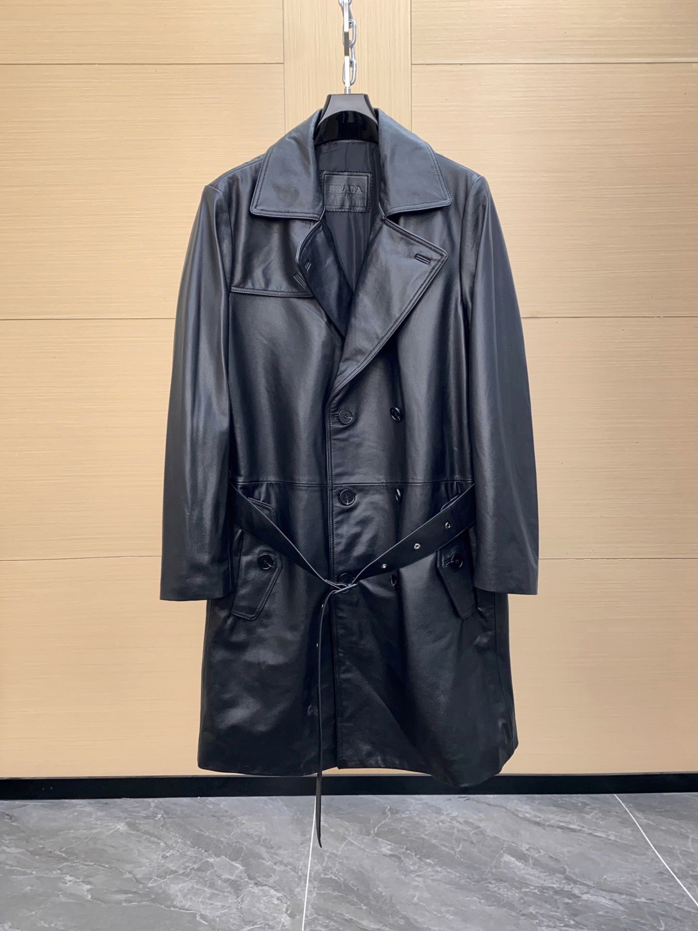 NO:688714,Prada's new autumn and winter walking hormone classic cowhide windbreaker immediately suppresses the strong aura of the whole audience. It has a clear distinction between big and small kings, high and low, and comes with BGM, leaving no room for doubt. The leather windbreakers produced by P family are small in quantity, but absolutely exquisite. Those who follow P family must know this, and they also love and hate it. No other brand can compete with it. Classic styles, classic elements, and basic models are the unbeatable styles.  Received, endorsed by walking hormones. Imported high-end cowhide, consistent with the original version. The original version is accurately developed and presented one to one. The upper body effect is in the cabinet. The exclusive highest version. Sizes 48-56,, prada, cowhide, Top Customize119860909Prada秋冬新款 行走的荷尔蒙经典款牛皮风衣 出场即刻压制全场的强大气场.大小王立分,高下立判,自带BGM,不容你有一丝怀疑的间隙存在. P家出的皮风衣,量少,但绝对精,这点追P家的肯定知道,也是又爱又恨.没有其他品牌其他款能与之一战.经典的款式,经典的元素,基础款才是王道的不败款. 收了,为行走的荷尔蒙代言. 进口高端牛皮,与原版一致. 原版精准开发,一比一呈现.上身效果入柜.独家最高版本. 尺码48-56,,prada,cowhide,Top Customize1,Men's clothing