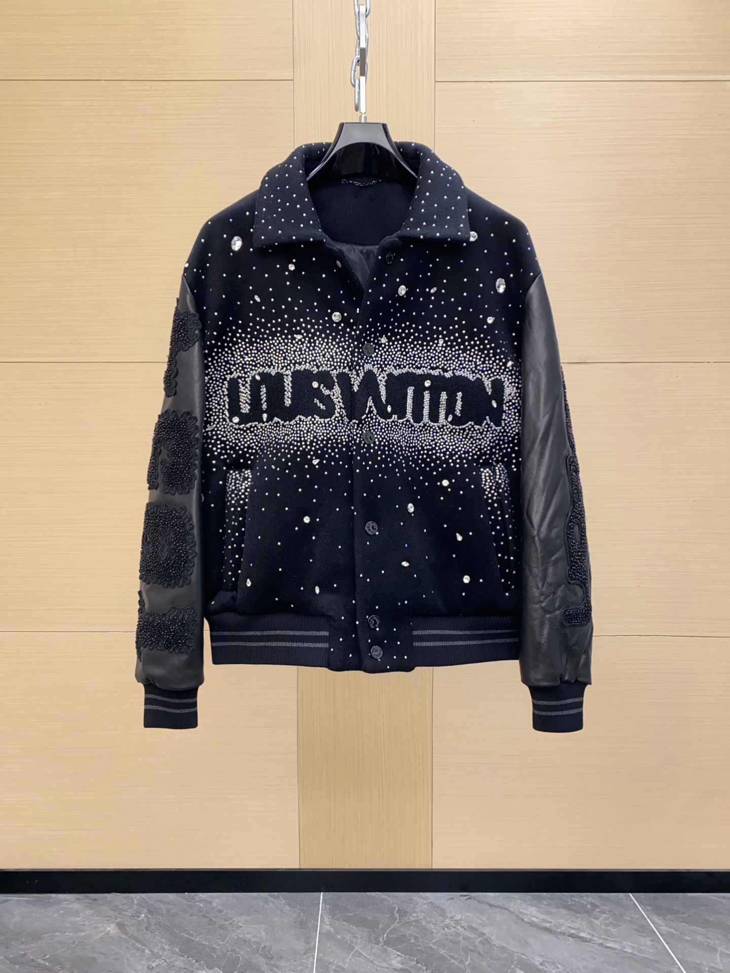 NO:688717,LV’s new full-diamond baseball jersey is highly recommended and super difficult to make. The output is very low. Order first and get it first. Heavy-duty full-diamond style. Haute couture series. This style is made of very sophisticated materials. Taking into account that diamonds may affect the comfort, this style is made of sheep wool fabric, which is softer than ordinary wool fabrics. The comfort index is five stars. The sleeves are Italian calfskin, soft and straight. It is not comparable to ordinary sheepskin. It is not hard even with hand-made bead embroidery. It is very easy to wear. No matter what occasion you wear it, he will definitely be the most shining boy.  Size; 48-56,,louis vuitton,cowhide,sheepskin,Top Customize119860909LV 新品满钻棒球服 重磅推荐超级难做的一款 产量极低 先订先拿到货 重工满钻款 高定系列 此款用料十分考究 考虑到有钻怕影响舒适度 此款身上为绵羊毛面料 比普通羊毛面料更加柔软 舒适度指数五颗星 袖子为意大利胎牛皮 柔软又笔挺 非普通羊皮可比 即使加上手工珠绣也不硬 非常好穿 不管任何场合穿上他一定是最闪亮的仔 尺码；48-56,,louis vuitton,cowhide,sheepskin,Top Customize1,Men's clothing