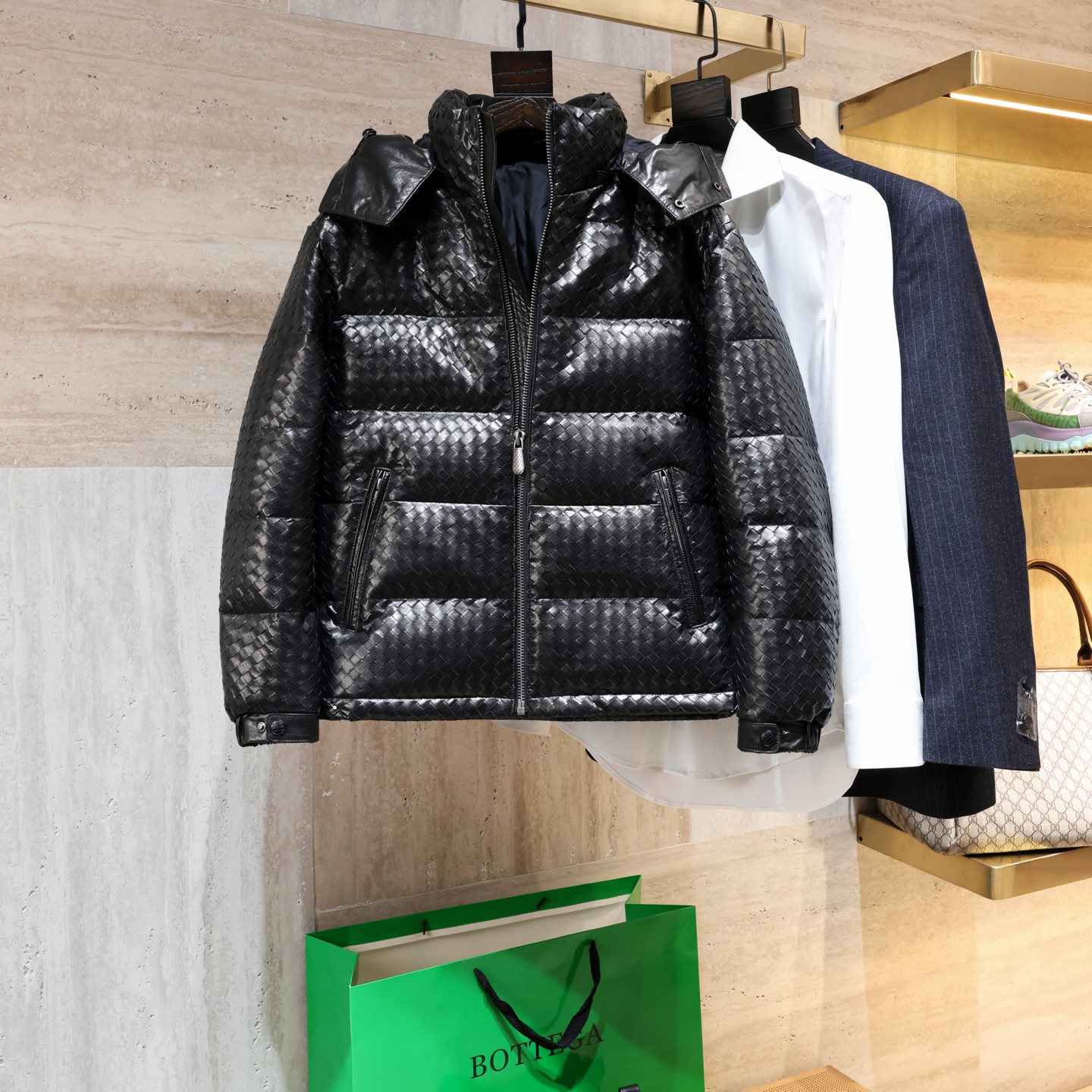 NO:688733,Ready for sale!  Bottega Veneta imported cowhide white goose down jacket, simple design + classic intrecciato weaving, full of low-key luxury. National standard 90 white goose down filling, light and warm!  It is more flexible to wear, the zipper is easy to open and close, practical and fashionable!  Size 48-56,,bottega veneta,down jacket,cowhide,Top Customize119860909现货发售！Bottega Veneta 进口牛皮白鹅绒羽绒服 简约设计+经典Intrecciato编织 低调奢华感满满.国标90白鹅绒填充,轻盈又保暖！穿搭更灵活,拉链开合方便,实用又时髦！尺码48-56,,bottega veneta,down jacket,cowhide,Top Customize1,Men's clothing