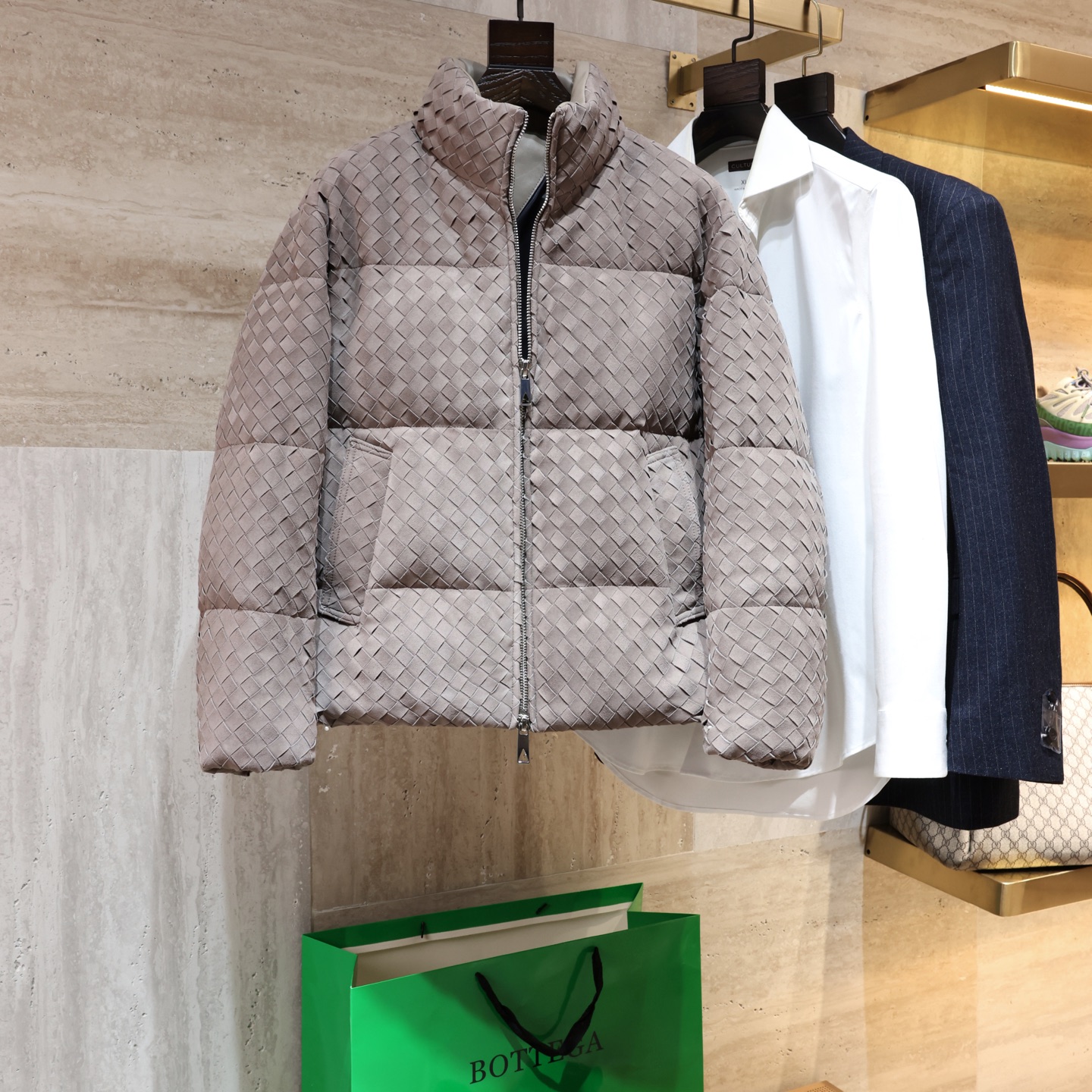 NO:688730,Ready for sale!  Bottega Veneta imported suede sheepskin white goose down down jacket, simple design + classic intrecciato weaving, full of low-key luxury. National standard 90 white goose down filling, light and warm!  It is more flexible to wear, the zipper is easy to open and close, practical and fashionable!  Size 48-56,,bottega veneta,down jacket,sheepskin,chamois leather,Top Customize119860909现货发售！Bottega Veneta 进口麂皮绒面羊皮 白鹅绒羽绒服 简约设计+经典Intrecciato编织 低调奢华感满满.国标90白鹅绒填充,轻盈又保暖！穿搭更灵活,拉链开合方便,实用又时髦！尺码48-56,,bottega veneta,down jacket,sheepskin,chamois leather,Top Customize1,Men's clothing