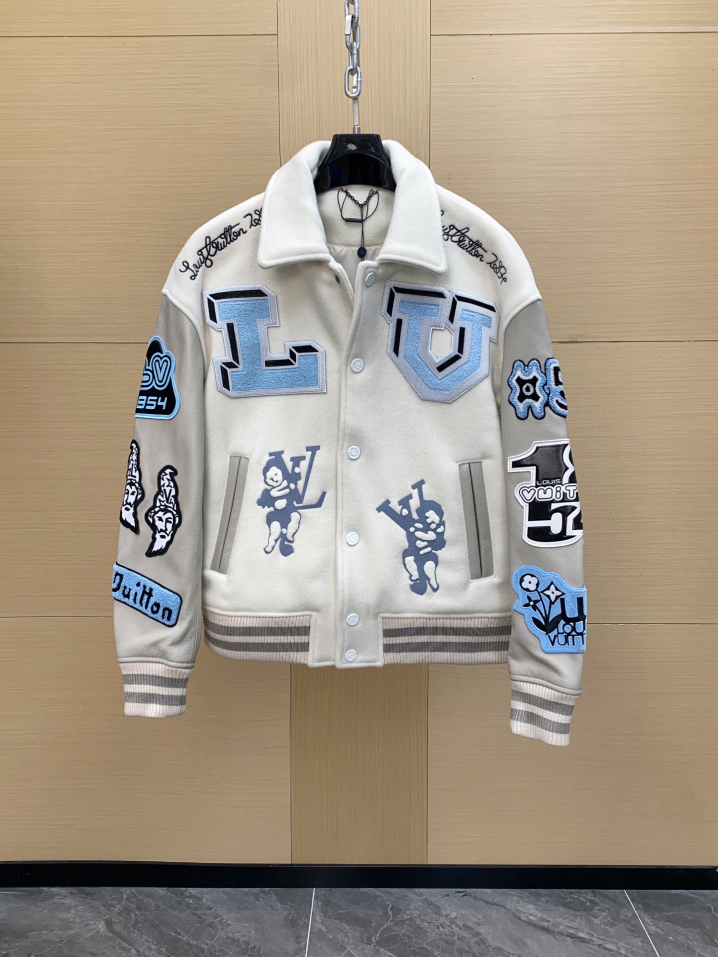 NO:688713,Ready for sale!  LV, [High-end Customization] Louis*'s new autumn and winter multi-embroidered baseball jersey leather jacket. Material: real cowhide leather sleeves, pure wool fabric. This vibrant men's baseball uniform, graphic house signature and playful cartoon pattern, applied to both bodies and arms with circular embroidery patches. The real thing is amazing!  It is fresh and exquisite, and the rabbit hammer on the back is so funny. The angels and rabbits are full of fantasy and childlike innocence. When you wear it, you will feel like you are back to your childhood. It is full of details. Every detail of the whole dress is perfect!  The texture of the material is visible to the naked eye. The custom buttons, cuffs and hem have a full sense of thread craftsmanship. It can be salty or sweet when worn. Gray is often worth buying. Same style for men and women, lazy style, versatile king in autumn and winter. Available in sizes 48-56,, louis vuitton, louis vuitton, jackets & coats, leather jacket, cowhide, Top Customize119860909现货发售！LV、【高端定制】路易*秋冬新款多重刺绣工艺棒球服皮衣外套 材质真牛皮衣袖,纯羊毛面料 这款充满活力的男款棒球服,图形屋签名和俏皮的卡通图案,应用在两个身体上和带有环形刺绣补丁的手臂.实物炒鸡绝呀！清新又精致,后背的兔子锤也太搞笑了.天使和兔子充满了幻想的童真童趣诶,穿上身感觉一下回到小时候.满满的细节啊 整件衣服的每个细节都非常完美！材料质感肉眼可见.定制扣子,袖口和下摆的螺纹工艺感满满.穿上身可盐可甜.灰常灰常值得入手的哦. 男女同款,慵懒的风格,秋冬季节的百搭王.可以冲冲冲 尺码48-56,,louis vuitton,louis vuitton,jackets & coats,leather jacket,cowhide,Top Customize1,Men's clothing