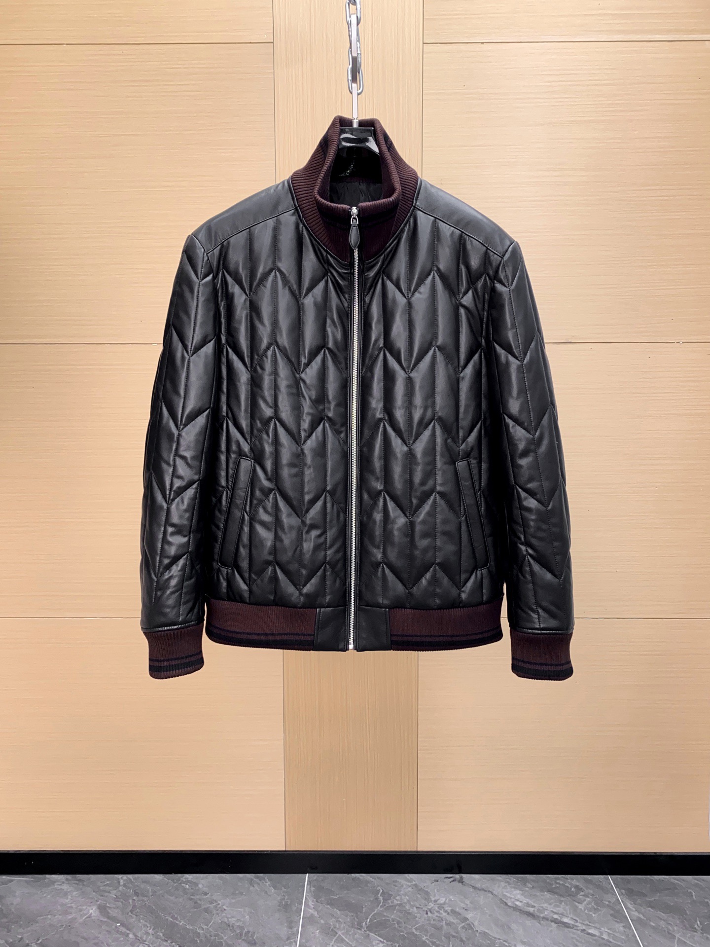 NO:688741,BERLUTI diamond-shaped quilted lambskin jacket, made of napa lambskin, is soft, delicate and breathable, super comfortable to wear. The diamond-shaped quilting design is inspired by Italian interior design, with perfect details. Lined with Thinsulate cotton, high thermal insulation, high-density threads on the cuffs and hem, durable and fit. Sizes 48-56,,jackets & coats,sheepskin,Top Customize119860909BERLUTI 菱形绗缝小羊皮夹克,选用napa小羊皮,柔软细腻又透气,穿着超舒适.菱形绗缝设计灵感来自意大利室内设计,细节满分.内衬新雪丽棉,保暖力up,袖口和下摆高密度螺纹,耐用又贴合.尺码48-56,,jackets & coats,sheepskin,Top Customize1,Men's clothing