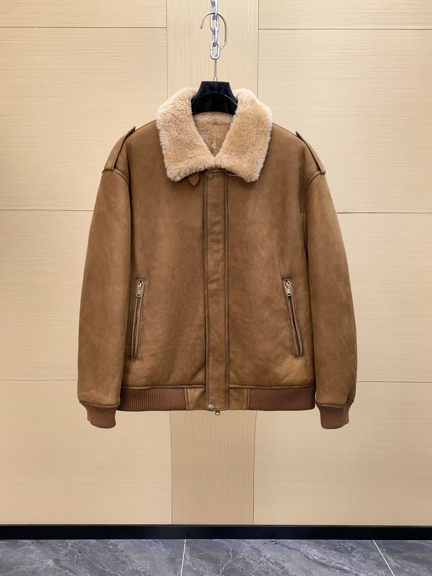 NO:688737,Hermès [How can you miss a warm and premium custom-made fur one-piece fur coat in winter] New weight class high-end heavy-duty luxury goods, men's fur one-piece high-end top series. Exclusive dedication model, order from famous store, high luxury wearing enjoyment, cool fur one-piece jacket!  Famous store orders, high-end luxury product series, top-notch fur products, highest-standard clothing, a must-have series for high-end fans!  !  One of the pinnacles of the luxury world, I haven’t shared this pure high-end clothing series with you for a long time. I have only one word for this model and that is grab it, otherwise you will definitely regret it!  !  Let me quietly explain to you the luxurious products of this cabinet W+!  !  The ultra-high-end luxury atmosphere that can be sensed with the naked eye, especially the pocket design, is really too brilliant. I have to admire the designer's imagination and design ability. The two souls of smooth leather and fur fit together. The upper body is really amazing, especially the short body-shaping design. It is so handsome that it is unbelievable. The visual effect brought by the grainy curly hair is also more visual impact. The asymmetric design of the pocket on the hem is simply an explosive product!!!  It can be said that it is timeless, and the matching of the upper body can naturally withstand various tests. Don’t look like it is unattractive. This color system is definitely the most suitable for autumn and winter!  !  As for the details and workmanship?  Go and experience this style for yourself. What does a strict design mean? What does meticulous tailoring mean? There is no flaw at all!  !  Unknowingly, I started to build a wall of words again, but I really couldn’t help it with this model. I would like to share it with great value for money. This model is not for profit, but for word of mouth!  Size 48-56,,hermes,jackets & coats,leather jacket,Top Customize119860909爱马仕【冬日里怎能错过一件保暖臻品定制皮毛一体皮草皮衣外套】新款重量级别高端重工奢物,男士皮毛一体高端顶级系列. 独家奉献款,名品店订单,高奢穿着享受,爆帅皮毛一体外套！ 名品店订单,高奢产物系列,皮草类的顶级产品,最高规格服饰,高端粉丝必入系列！！ 奢侈界的顶峰之一,这种纯粹的高级服装系列,我也是很久没有与大家分享过了,对于此款我只有一个字那就是抢,不然你绝对会后悔！！ 让我静静的为大家解析此款柜W+的奢华产物吧！！ 用肉眼就能感知的超高档奢华气息,尤其是这个口袋设计,真的是太过于出彩了,不得不佩服设计师那天马行空般 的想象力与设计力了,将光皮与皮毛一体的两者灵魂相互契合,上身真的是太过于惊艳了,尤其是短款塑身的版型设计,简直帅到无法相信,颗粒卷毛所带来的视觉效果也更具视觉冲击力,下摆的口袋不对称设计,简直一件爆棚的产物!!! 可以说是经久不衰,上身的搭配自然经得起各种考验,不要看似其貌不扬,这绝对是最为适合秋冬的一个色系了！！ 至于细节跟做工？你自己亲自去体验下此款吧,什么叫做一板一眼的设计,什么叫做一丝不苟的裁剪,不见一点瑕疵！！ 不知不觉又码起了文字城墙,但是对于此款我实在是忍不住了,超值性价比分享,此款不为利润,只为口碑！ 尺码48-56,,hermes,jackets & coats,leather jacket,Top Customize1,Men's clothing