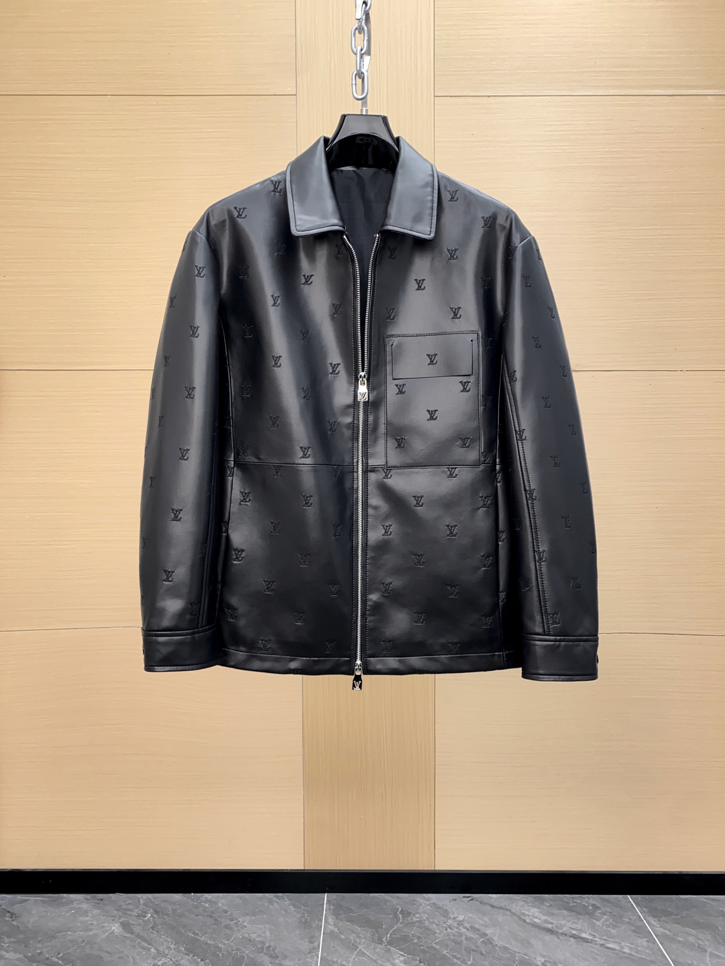 NO:675967,Lujia LV's new lapel leather jacket for autumn and winter. LV continues its consistent slim suit collar design. The upper body is very high-end and handsome. It is a style that every man can wear handsomely. It is simple, neat and neat. The leather is good, the silhouette is elegant, and the small lapel design. A small shirt inside, a small black pants and a small white shoe underneath give people a clean and neat feeling. The front and back of the lambskin are very clean and tidy, and the leather surface is uncoated. The original state is presented to you.  Of course, this also requires higher leather materials! The leather feels very good, very thick and soft, and the texture looks particularly good. It is very light, does not have the bulkiness of other leather materials, and has good elasticity and recovery. If the leather grade is not high and the craftsmanship is not up to standard, it will not be able to produce such a texture. The 1V hardware logo is designed with the letter logo on the back accessories, and the letter buttons on the upper body are trendy and fashionable, high-end genuine leather jackets ~ sizes 48–56, louis  vuitton,louis vuitton,louis vuitton,leather jacket,business suit,sheepskin,Top Customize119860909驴家 LV秋冬新款翻领皮衣,LV延续一贯修身西装领设计,上身非常高级帅气, 属于毎个男人穿都帅气的款,很简单很利落很立整, 皮料好,版型线条大气,小翻领的设计, 里面随便一个小衫, 下面一个小黑裤一个小白鞋给人就是干净利索的感觉,小羊皮正反面全身非常干净整洁,皮革表面无涂层,醉原始的状态呈现给你, 当然,这也对皮料要求更高! 皮质手感巨好 巨厚软, 质感看上去就特别棒, 很轻便,不会有其他皮料的笨重感,有弹力恢复性好,如果皮料等级不高,工艺达不到是出不来这样质感的.后背辅料设计出1V 五金标识自字母logo ,客供字母纽扣上身新潮时髦,高端真皮皮衣～尺码48–56,,louis vuitton,louis vuitton,louis vuitton,leather jacket,business suit,sheepskin,Top Customize1,Men's clothing