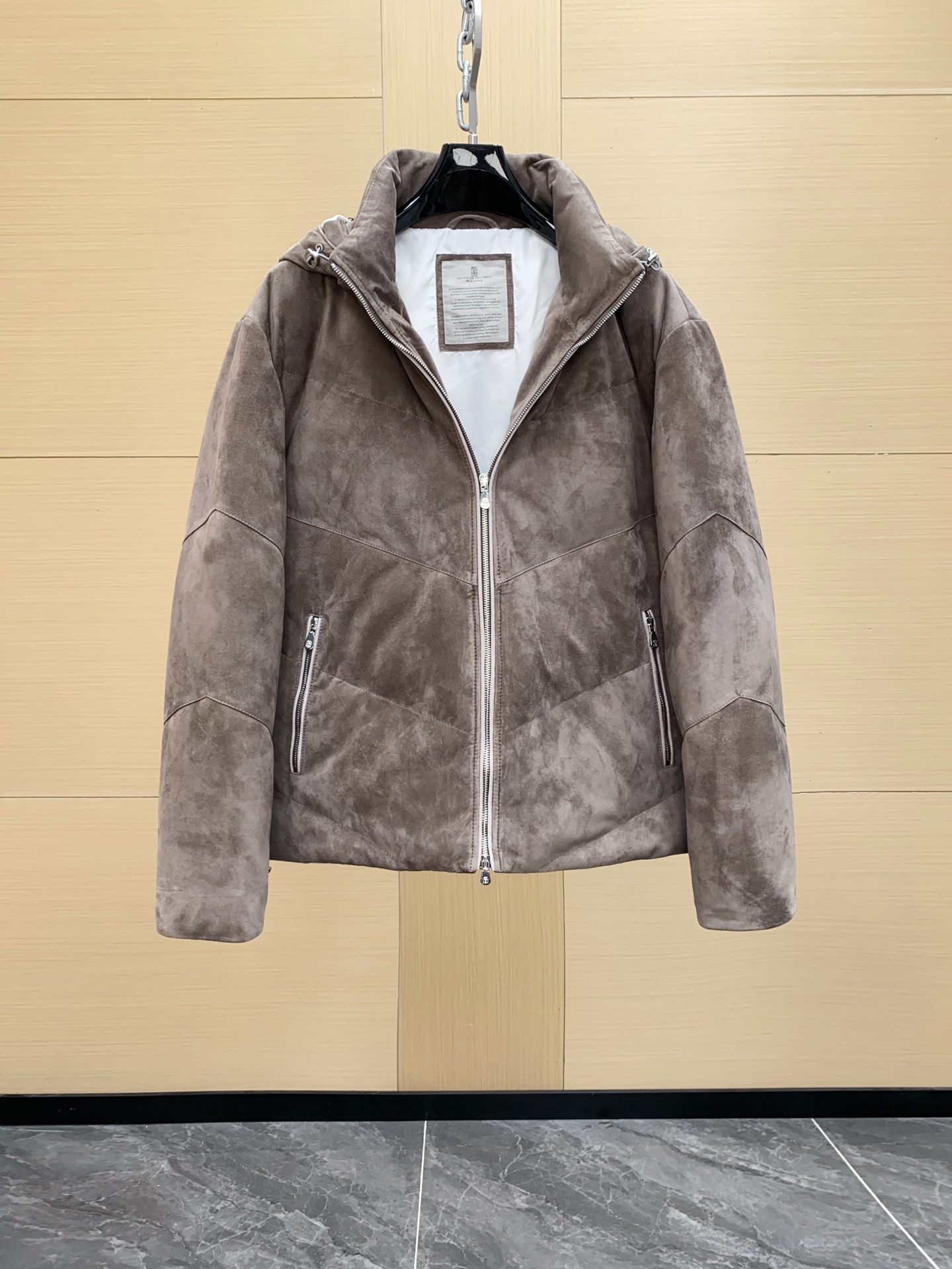 NO:675947,Ready for sale!  Grade Genuine Leather Channel Men's Genuine Leather White Goose Down Down Jacket Fabric (Sheep Split Leather) Genuine oil-tanned sheep split suede, hand-grade matte distressed, soft to the touch and with a natural 'breathing' feel, which will not damage the leather texture.  The sheep split suede leather treated with a lightweight oil tanning process retains the natural fine velvet feel of sheepskin. It is also treated with a waterproof and antifouling coating, taking into account both texture and practicality. (The surface is matte and aged, showing a natural 'sense of age', matching the brand's consistent low-key luxury style, and long-term wear will form a unique 'padded' texture.) Lining and filling  The lining is made of high-density nylon, which has been treated with an anti-drilling velvet coating. It feels smooth and can effectively prevent goose down from drilling out. At the same time, it has good breathability and will not feel stuffy. The counter is genuine white goose down with 90% down content, 140g of down filling, high fluff and strong warmth retention. It is equipped with diamond quilting technology to evenly distribute the velvet without clumping or running down. If it is not genuine, the product will be refunded!  Hardware and Details: The drawstring buckle is a matte metal piece with the brand logo etched, and is matched with a water-repellent woven drawstring of the same color. It has a solid texture and is easy to adjust the tightness of the cap opening and hem. The customized metal zipper puller has the brand logo embossed on it, and the zipper teeth are anti-oxidation treated, making the pull smooth and durable. Sizes 48-56,,down jacket,sheepskin,hats,Top Customize119860909现货发售！级 真皮渠道  男士 真皮革白鹅绒羽绒服 面料（羊剖层革） 正品用油鞣羊剖层绒面革,经过手工级的哑光做旧处理,触感柔软且有自然的“呼吸感”,不会破坏皮革质感. 采用轻量油鞣工艺处理的羊剖层绒面革,保留了羊皮天然的细腻绒感,同时经过防水防污涂层处理,兼顾了质感和实用性,（表面做的哑光做旧处理,呈现出自然的“岁月感”,和品牌一贯的低调奢华风格相匹配,长时间穿着会形成独特的“包浆”质感.） 里料与填充 里料是高密锦纶,经过防钻绒涂层处理,触感光滑且能有效防止鹅绒钻出,同时透气性很好,不会有闷热感. 专柜正版 90绒子含量的白鹅绒,充绒量140克,蓬松度高且保暖性强,搭配菱形绗缝工艺,让绒朵分布均匀,不会出现结块或跑绒的情况.不正包退！ 五金与细节 抽绳扣是蚀刻品牌标识的哑光金属件,和同色系的防泼水编织抽绳搭配,质感扎实且方便调节帽口 下摆的松紧. 定制的金属拉链头,上面压印品牌Logo,拉链齿做了防氧化处理,拉合顺滑且耐用. 尺码48-56,,down jacket,sheepskin,hats,Top Customize1,Men's clothing